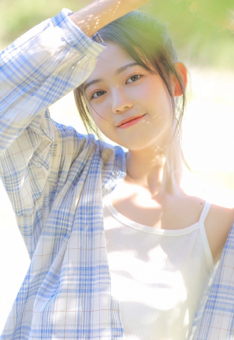 阳光姐姐杏眼迷人漂亮女生照片