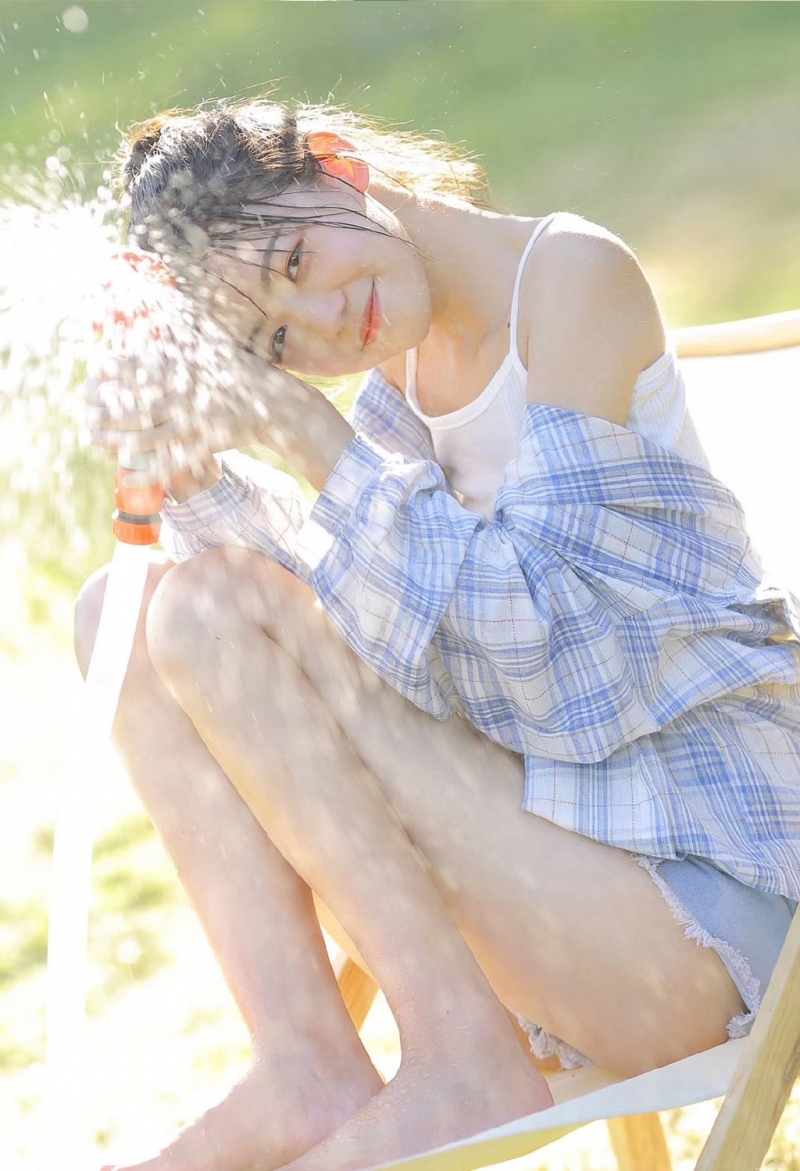 阳光姐姐杏眼迷人漂亮女生照片