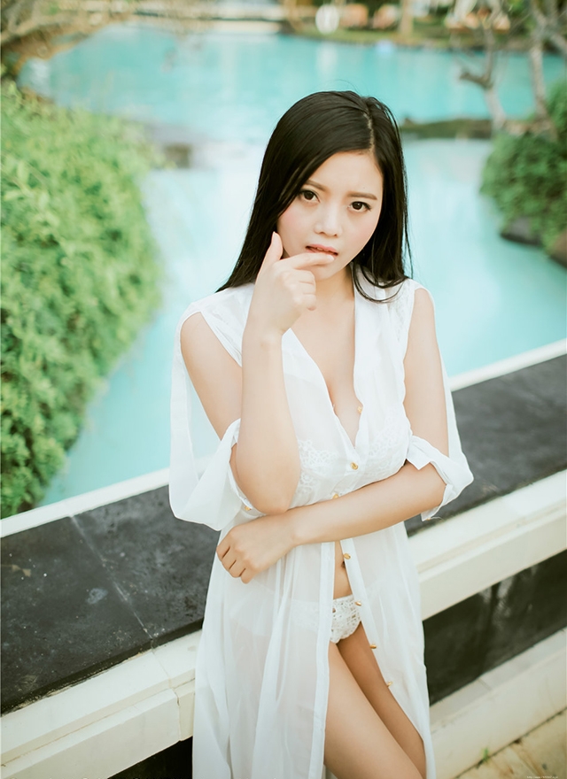 蕾丝白色内衣诱惑美女爆乳写真