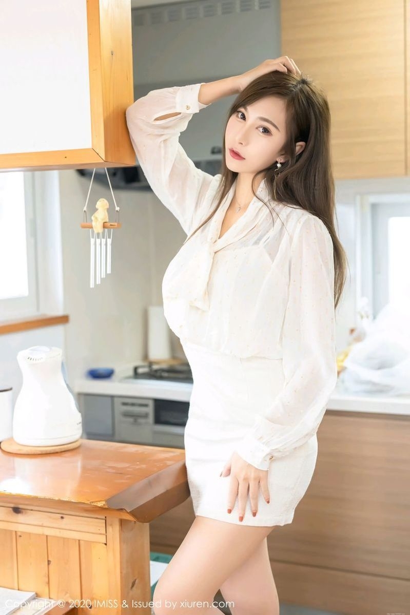 高贵优雅性感魅力少妇不甘寂寞居家香艳写真走光