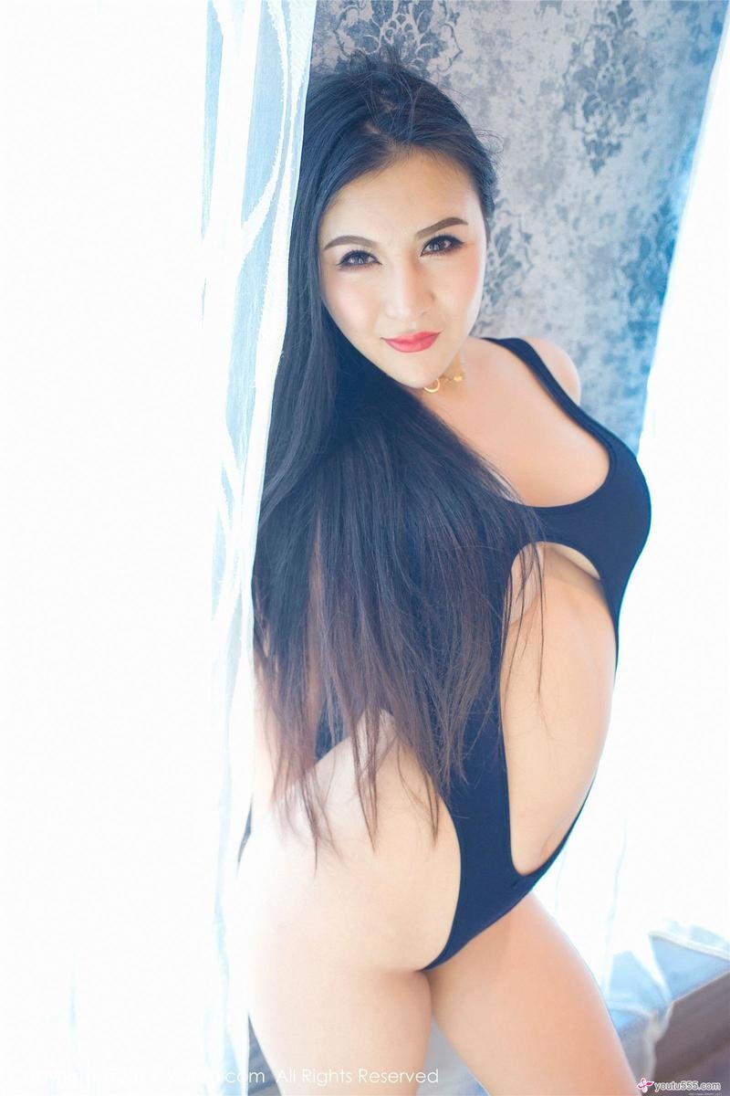 性感少妇巨乳呼之欲出光滑翘臀闪烁光芒