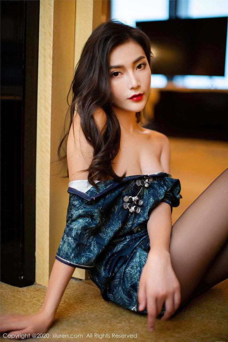 性感蓝色妖姬居家美腿居家霸气写真