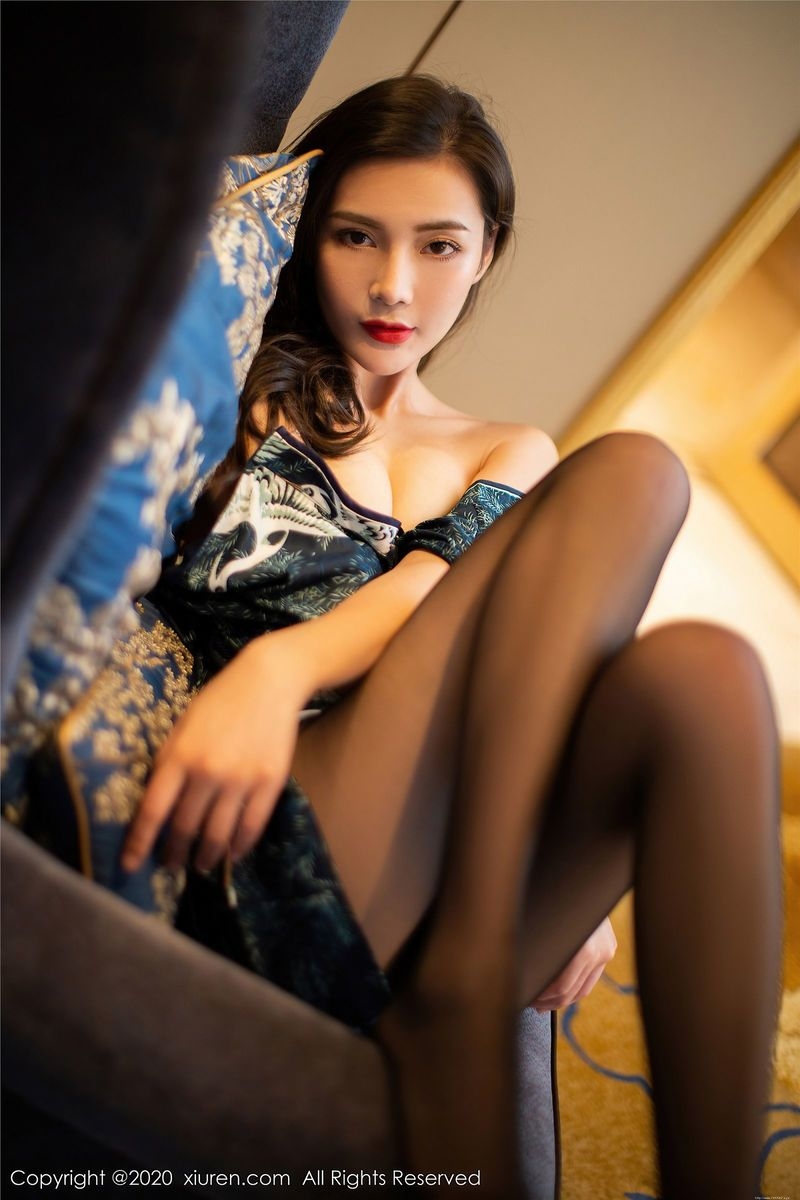 性感蓝色妖姬居家美腿居家霸气写真