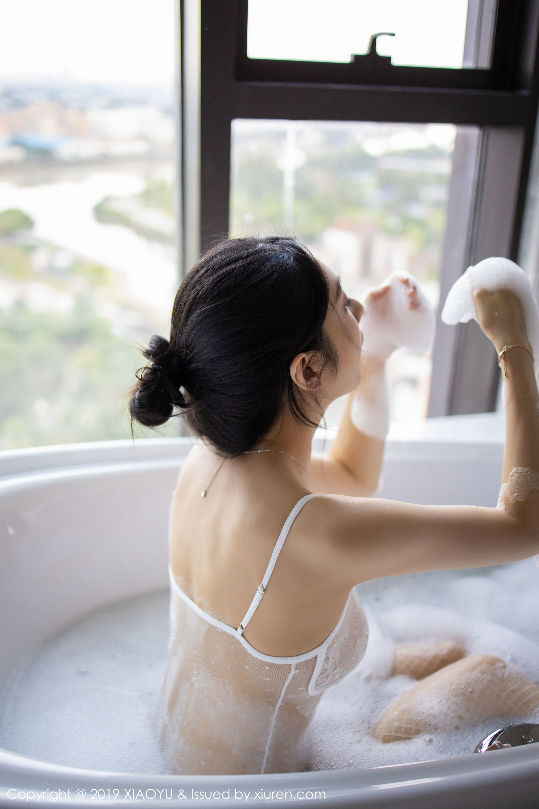 Angela小热巴《浴池之内的诱人酥胸+芊芊美腿》 [语画界XIAOYU] Vol.223 写真集