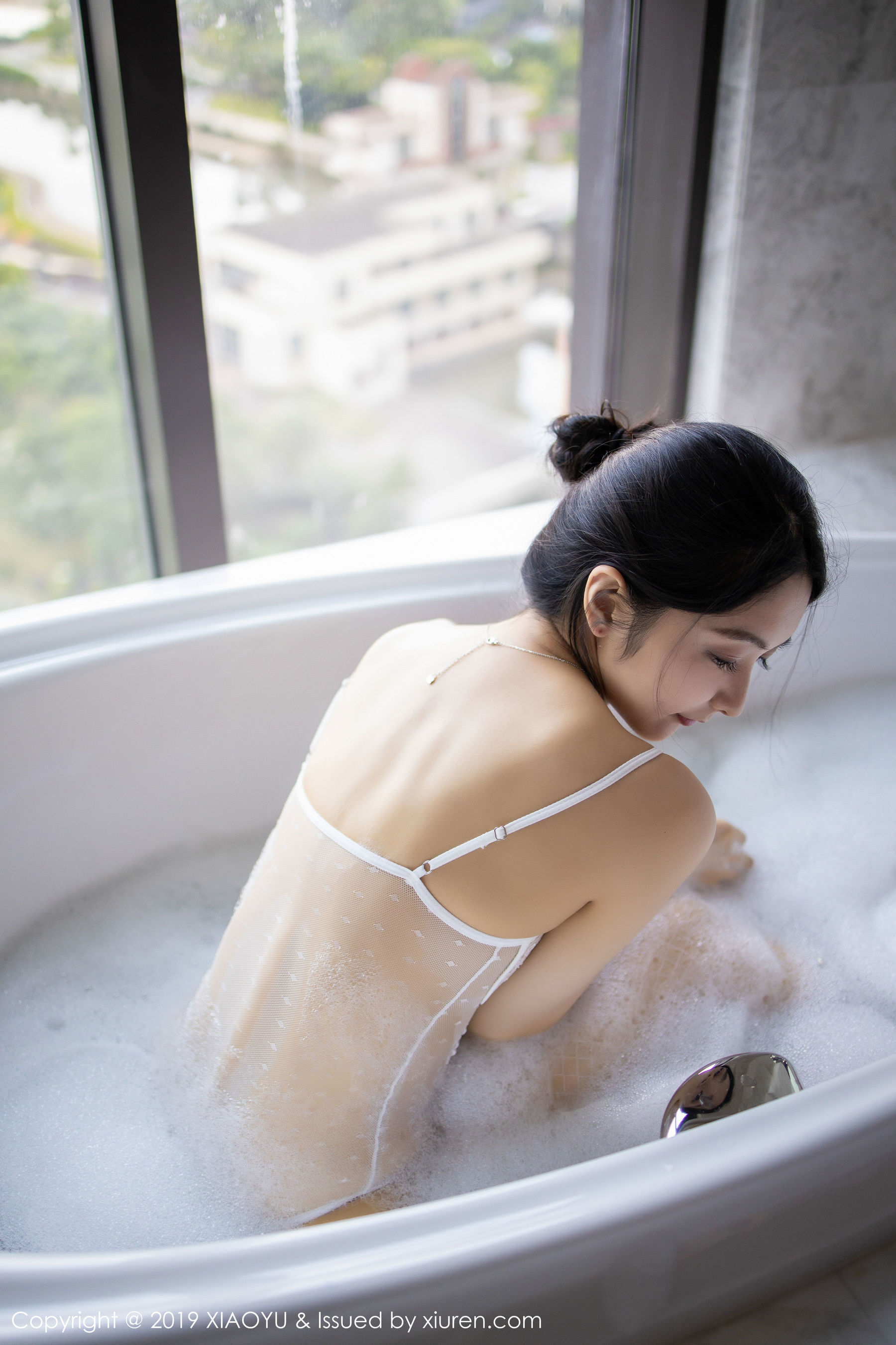 Angela小热巴《浴池之内的诱人酥胸+芊芊美腿》 [语画界XIAOYU] Vol.223 写真集