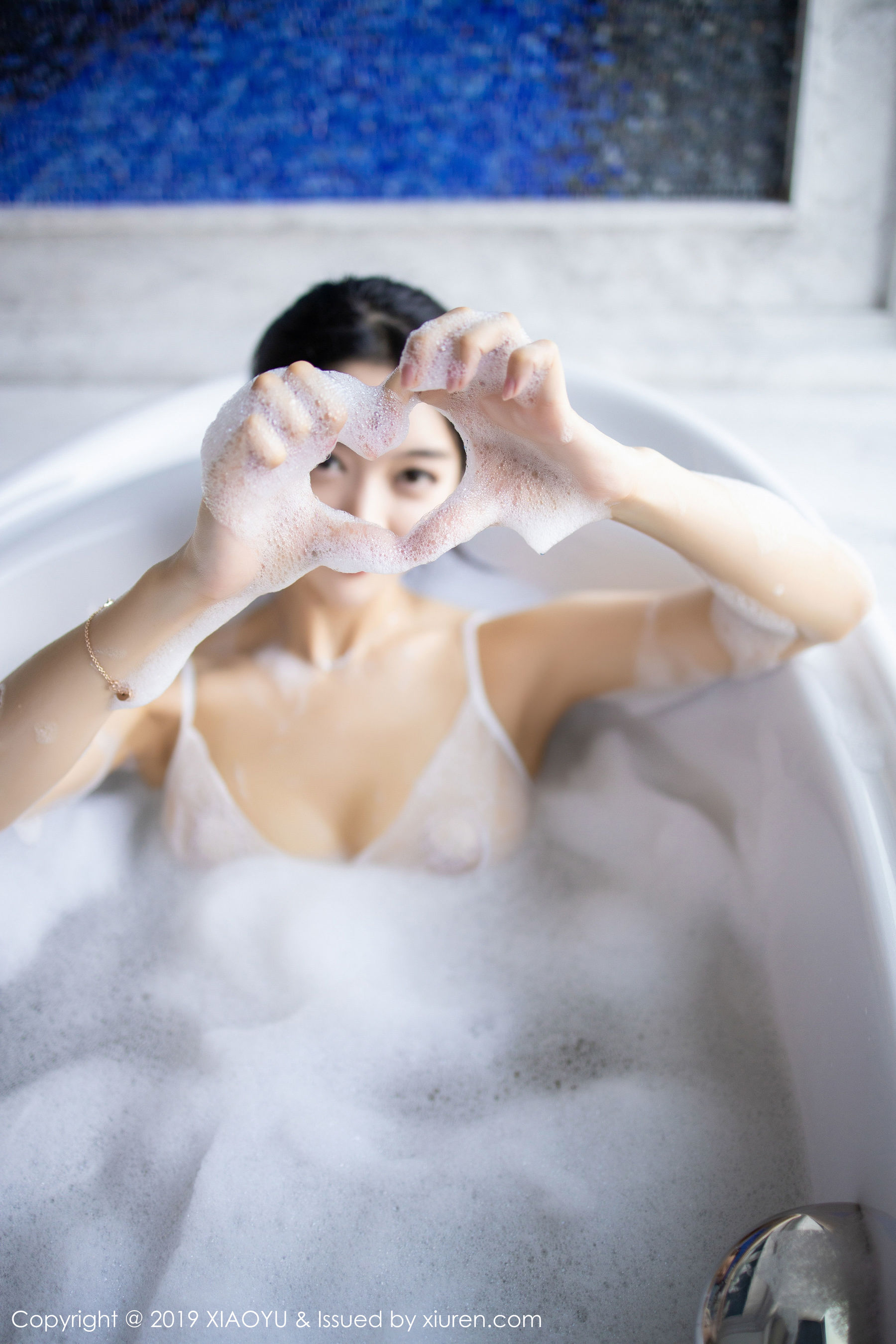 Angela小热巴《浴池之内的诱人酥胸+芊芊美腿》 [语画界XIAOYU] Vol.223 写真集