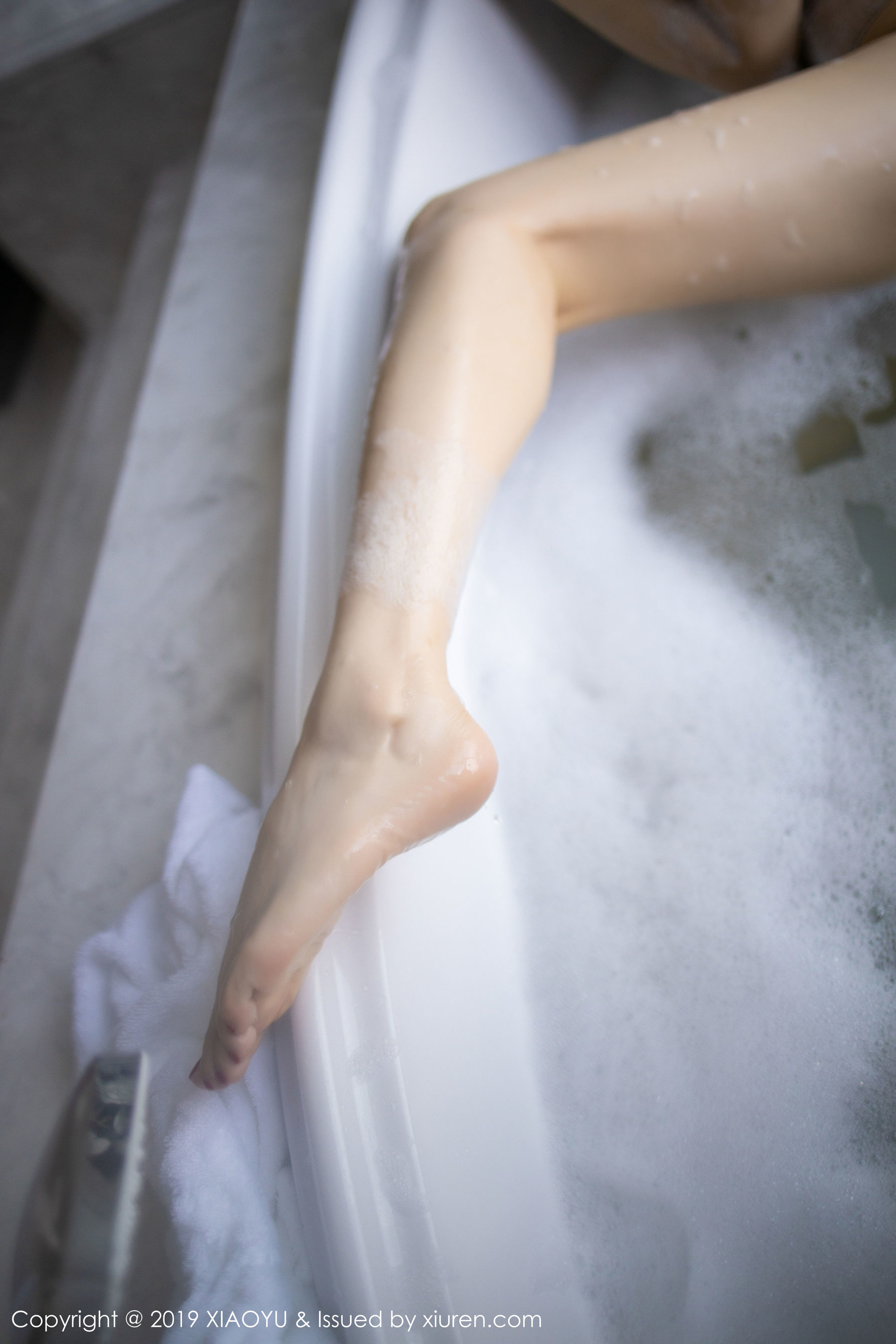 Angela小热巴《浴池之内的诱人酥胸+芊芊美腿》 [语画界XIAOYU] Vol.223 写真集