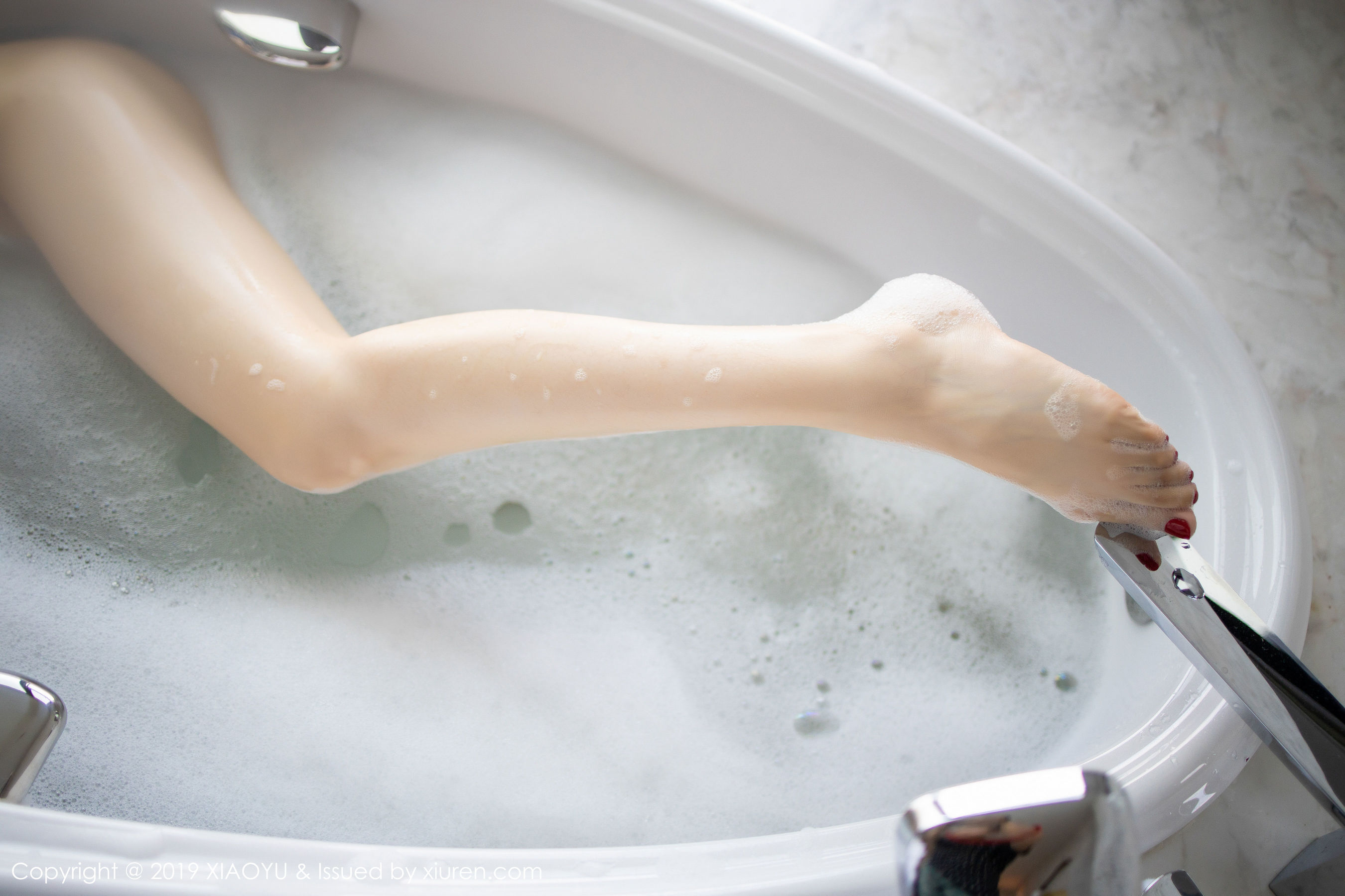 Angela小热巴《浴池之内的诱人酥胸+芊芊美腿》 [语画界XIAOYU] Vol.223 写真集