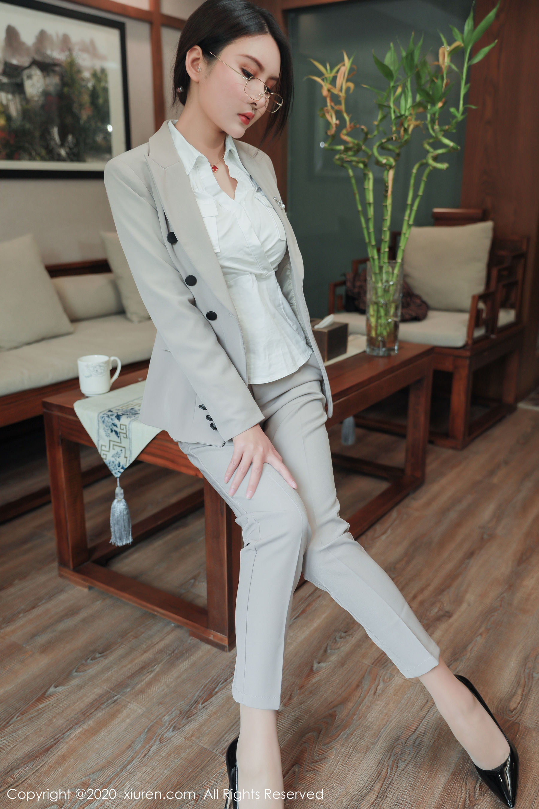 [秀人XIUREN] No.2098 Emily顾奈奈 《制服，OL，丝袜，性感各种元素》 典藏版写真集