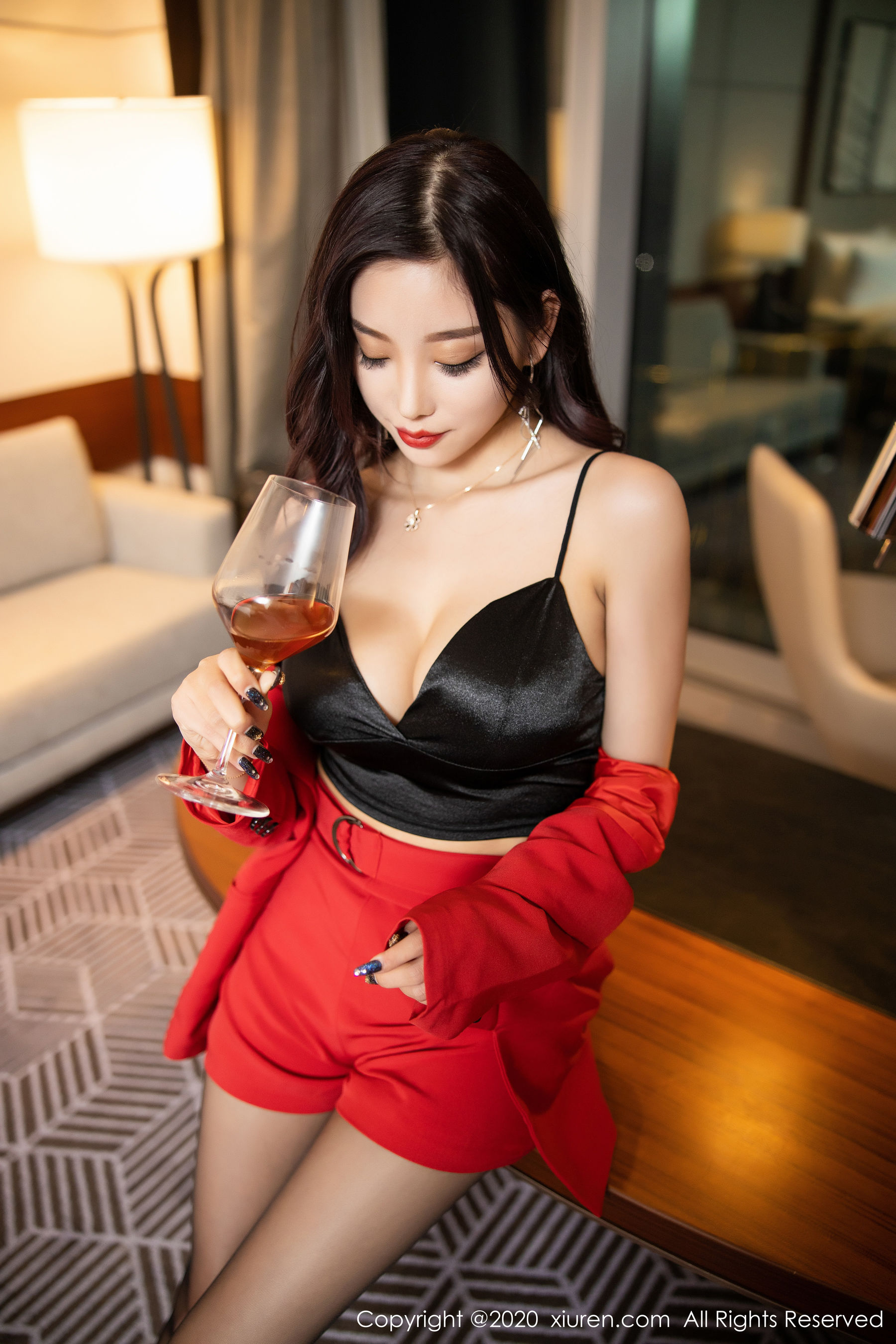 [秀人XIUREN] No.2122 杨晨晨sugar 《红色OL女郎》 写真集