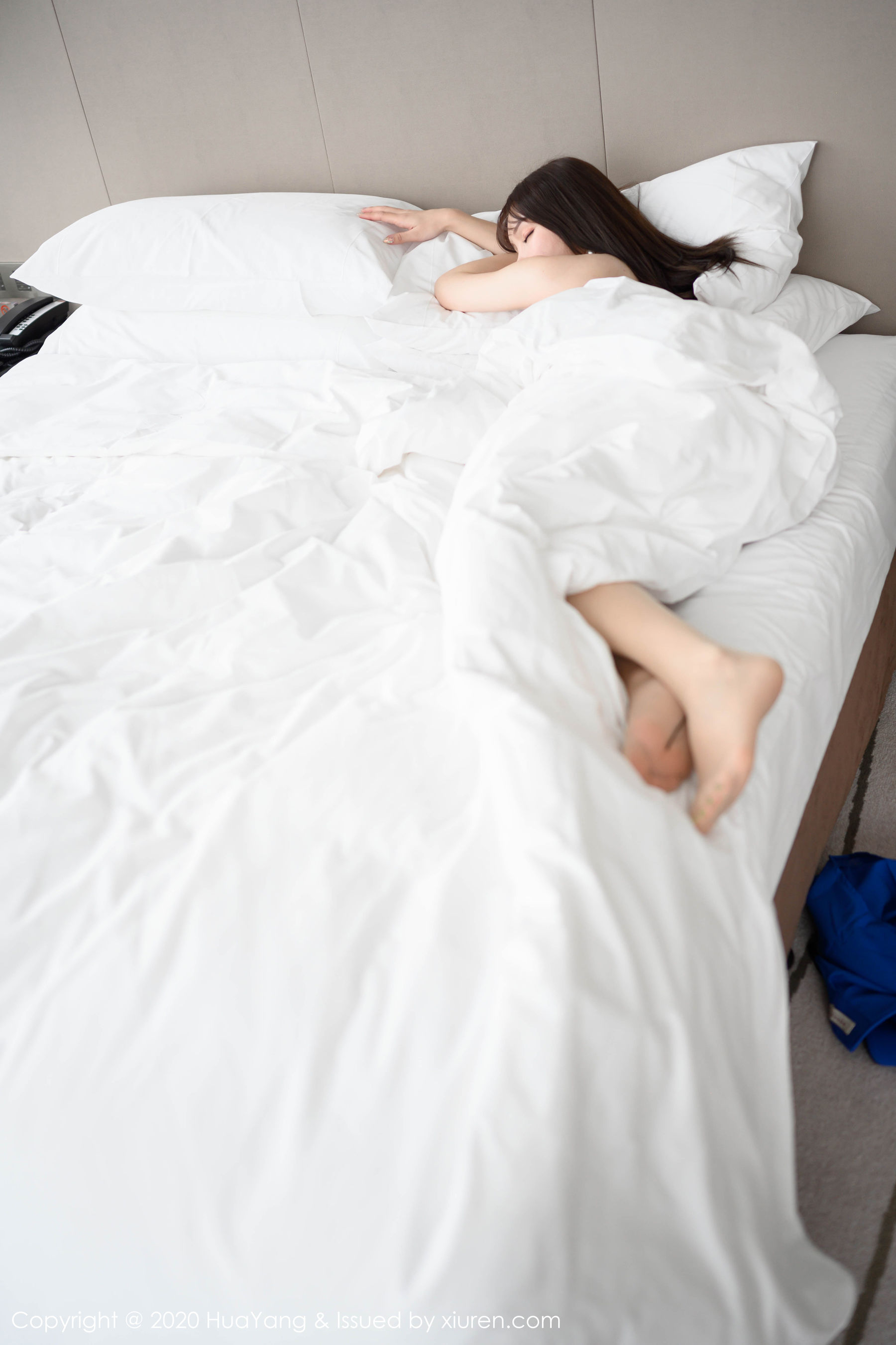 [花漾HuaYang] Vol.229 周于希Sandy 《桌底下的秘密》 写真集