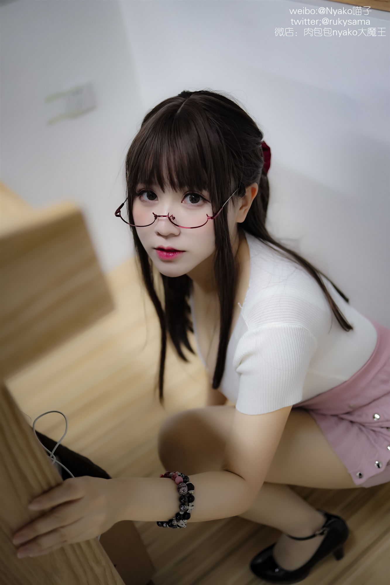 [美女Coser] 《欲求不满的老师》 写真集