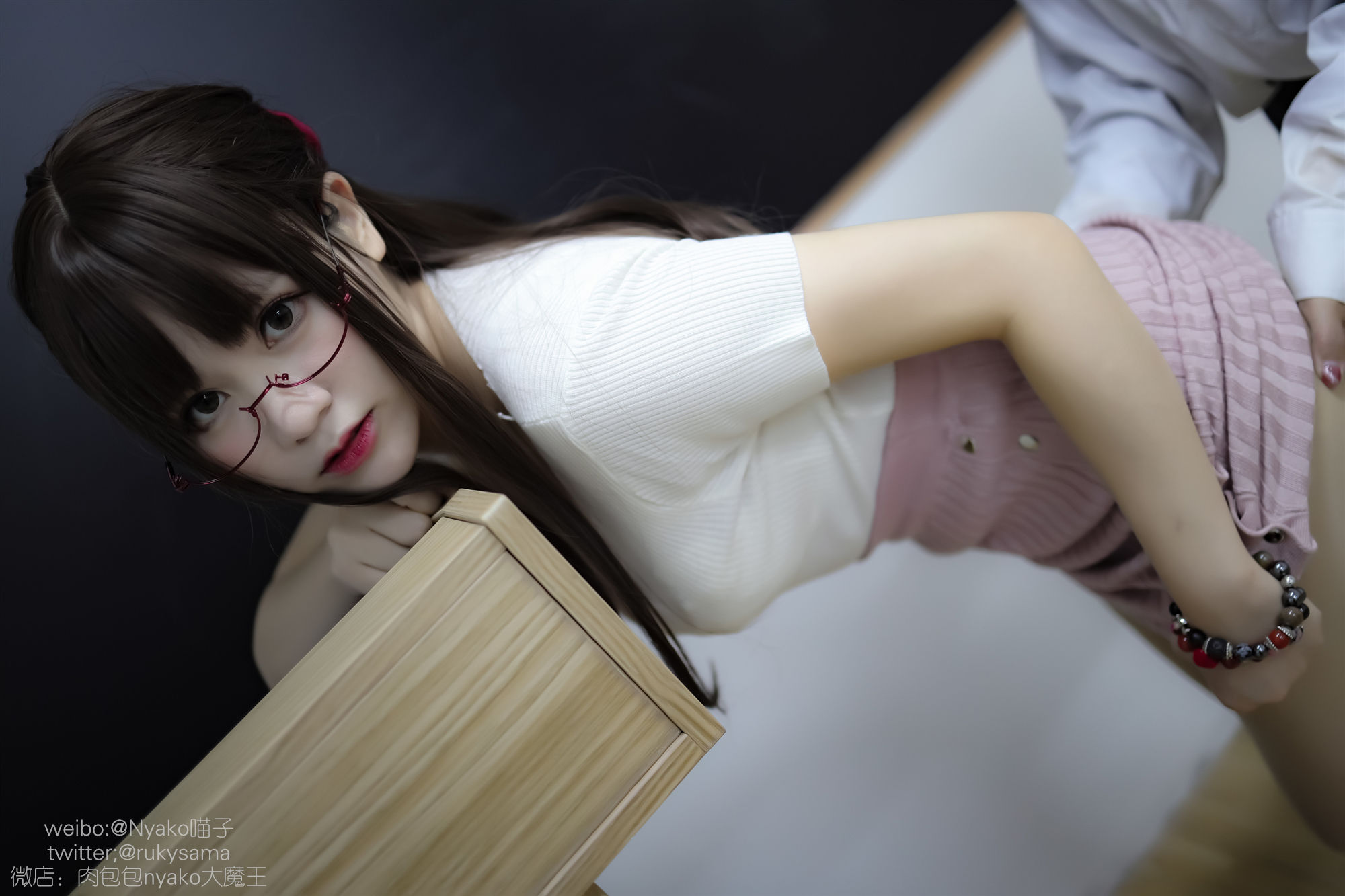 [美女Coser] 《欲求不满的老师》 写真集