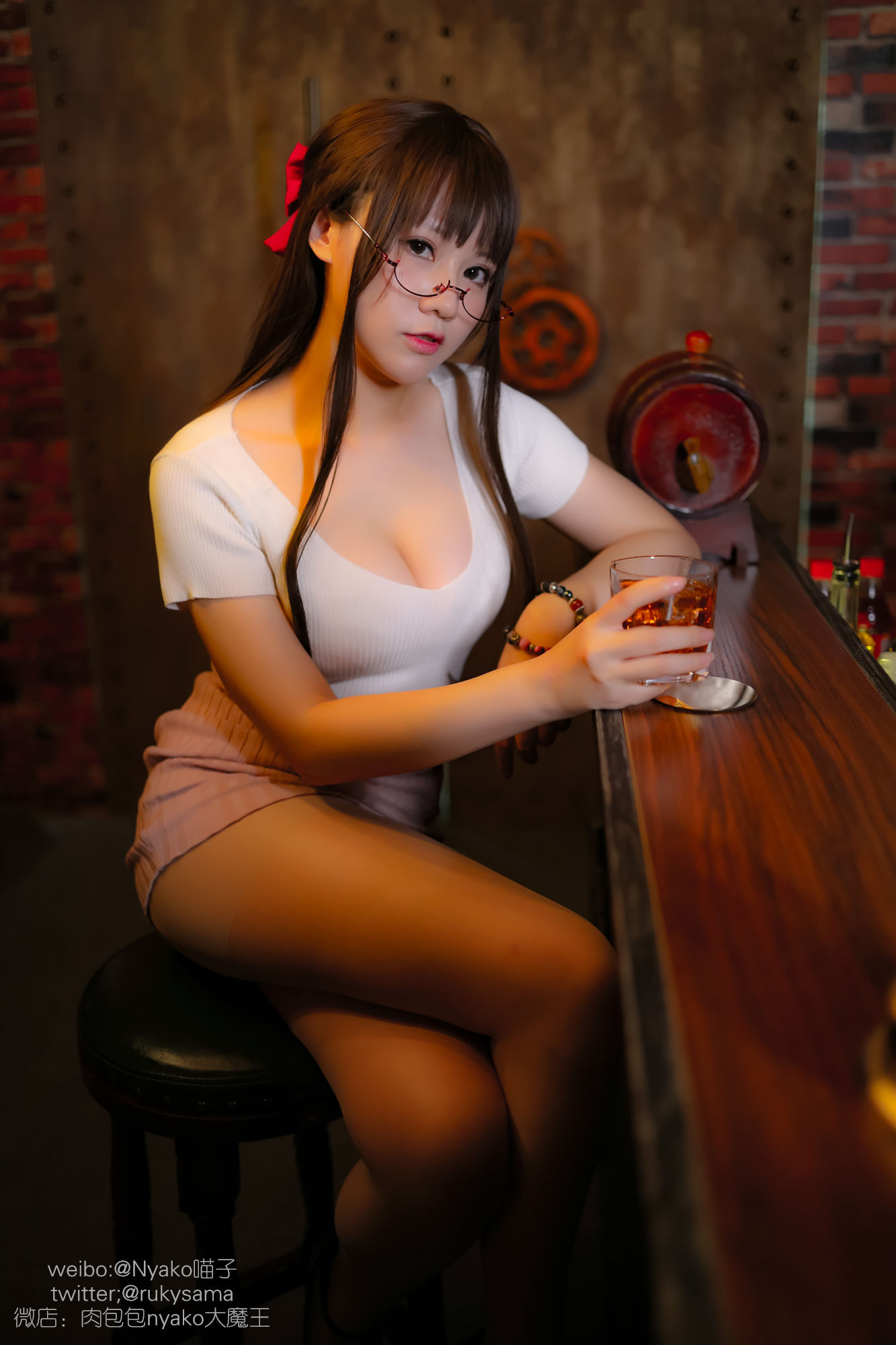 [美女Coser] 《欲求不满的老师》 写真集