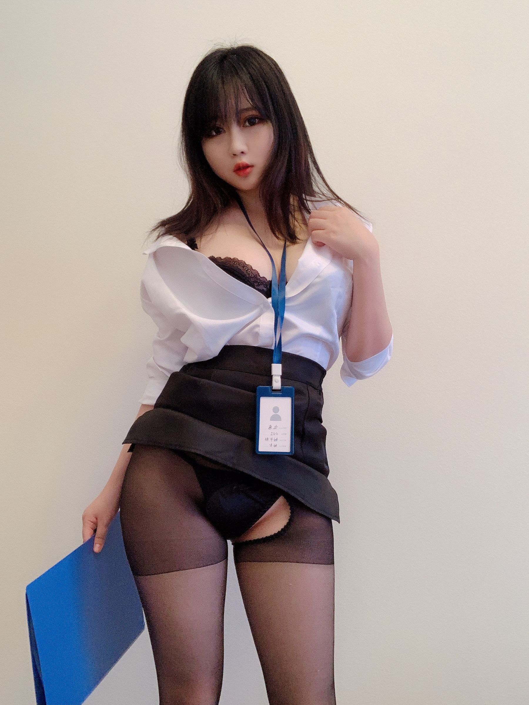 蜜桃少女是依酱呀 《黑丝制服》 写真集