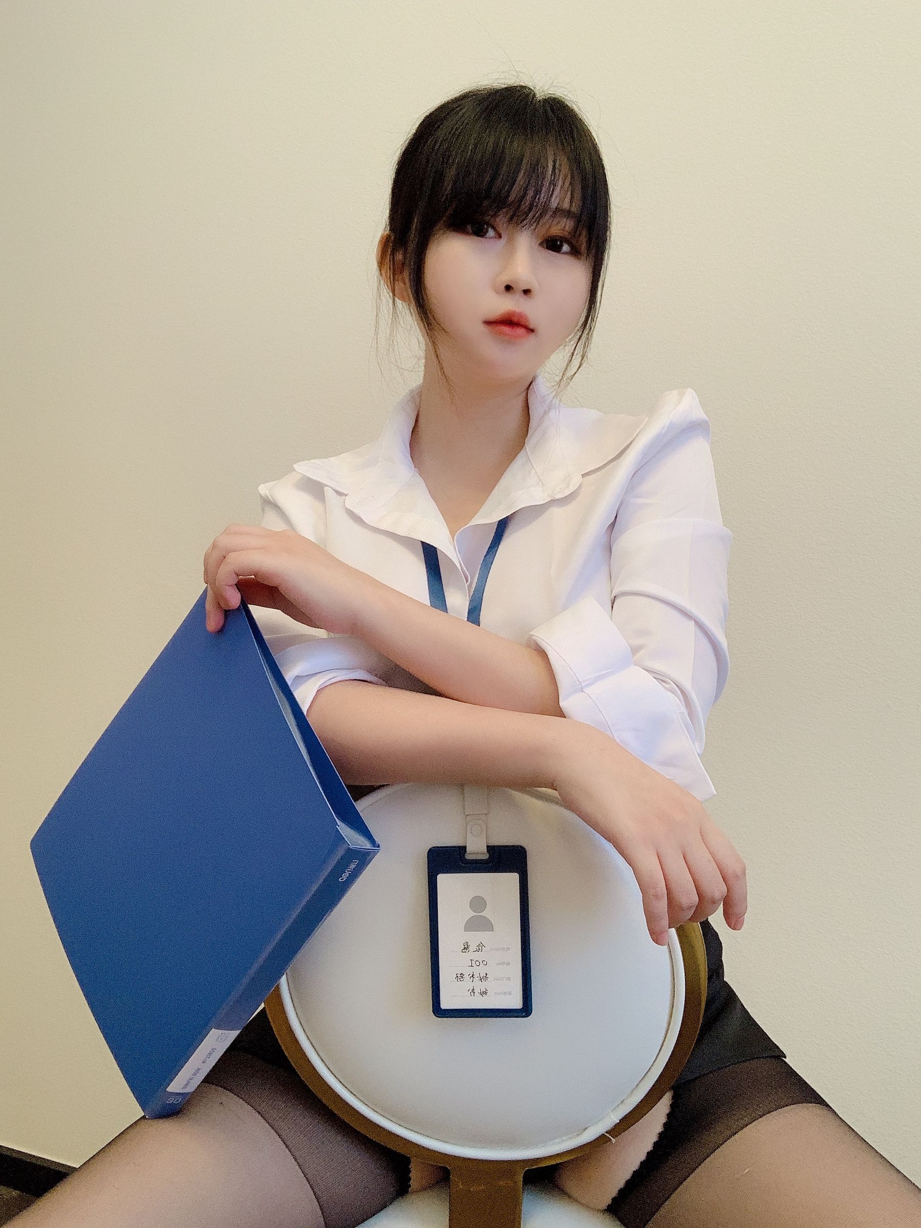 蜜桃少女是依酱呀 《黑丝制服》 写真集