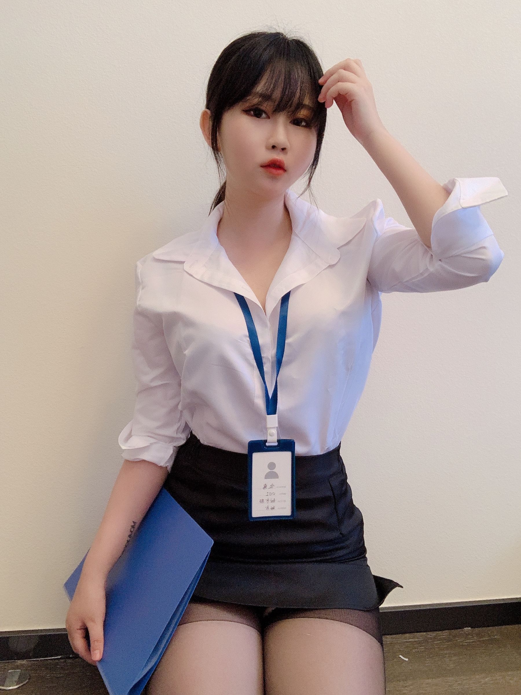 蜜桃少女是依酱呀 《黑丝制服》 写真集