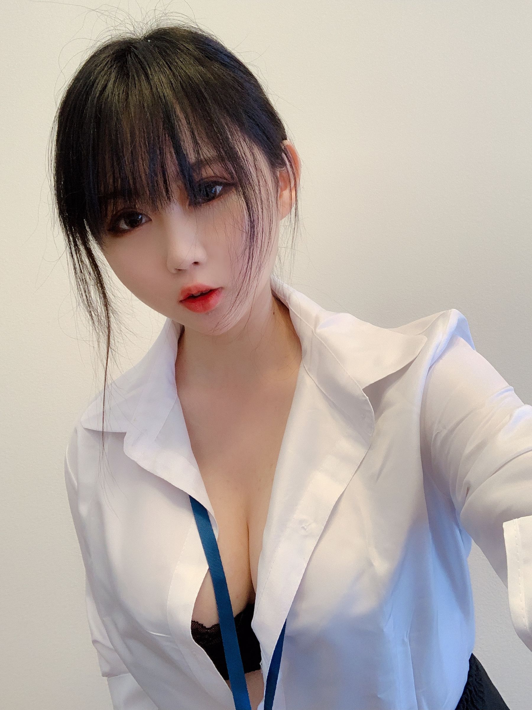 蜜桃少女是依酱呀 《黑丝制服》 写真集