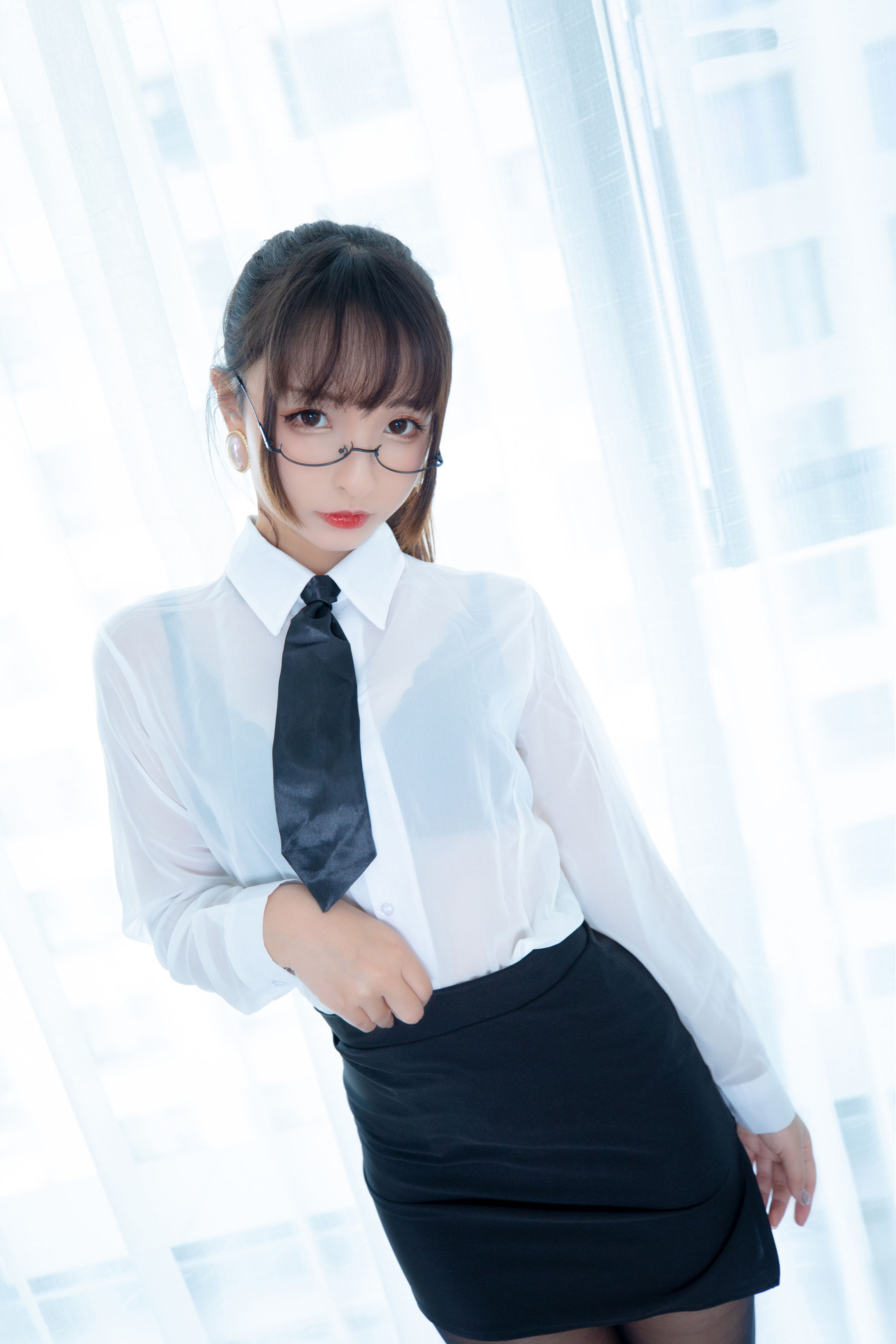 神楽坂真冬《ホワイトオフィス》 写真集