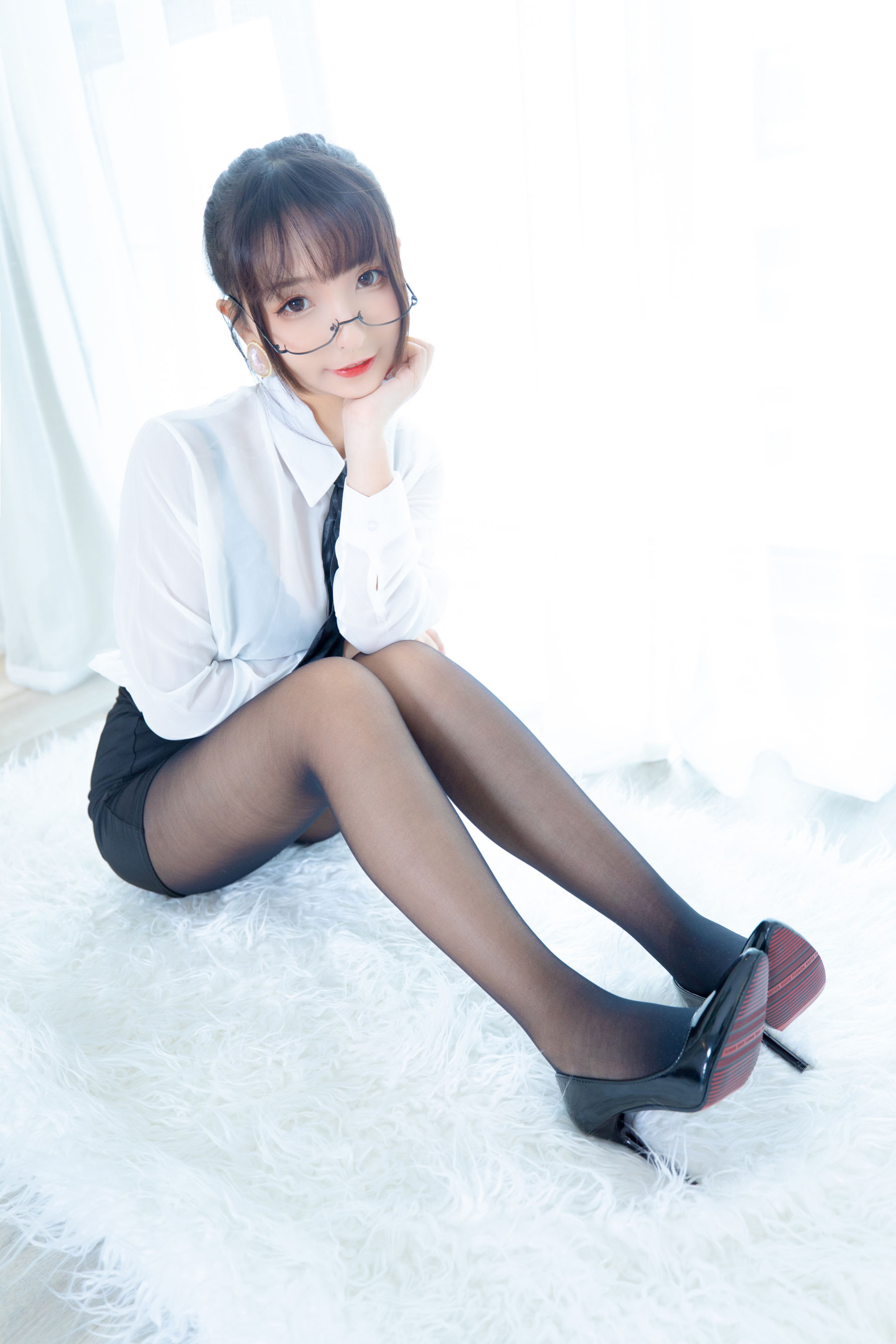 神楽坂真冬《ホワイトオフィス》 写真集