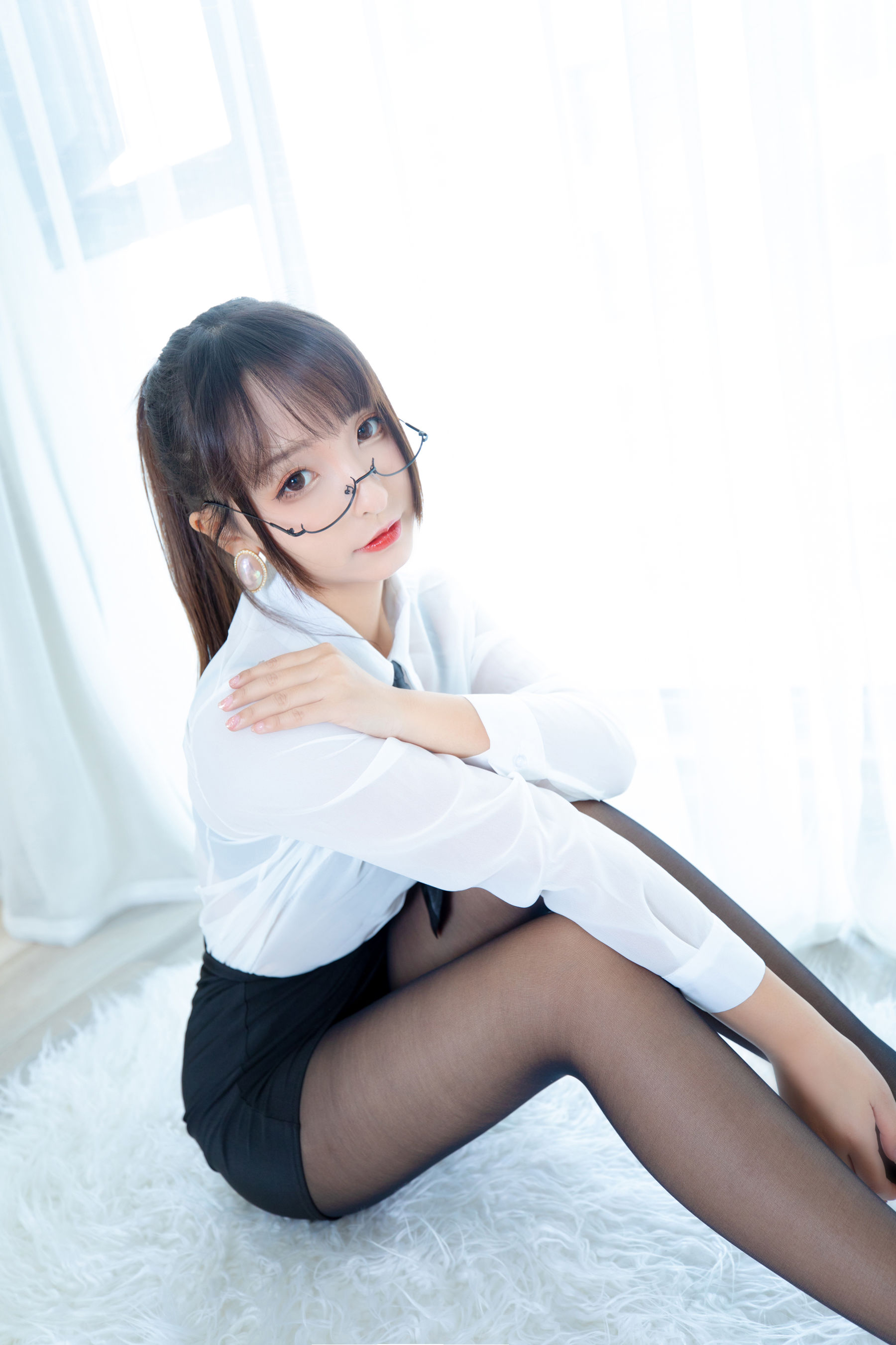 神楽坂真冬《ホワイトオフィス》 写真集