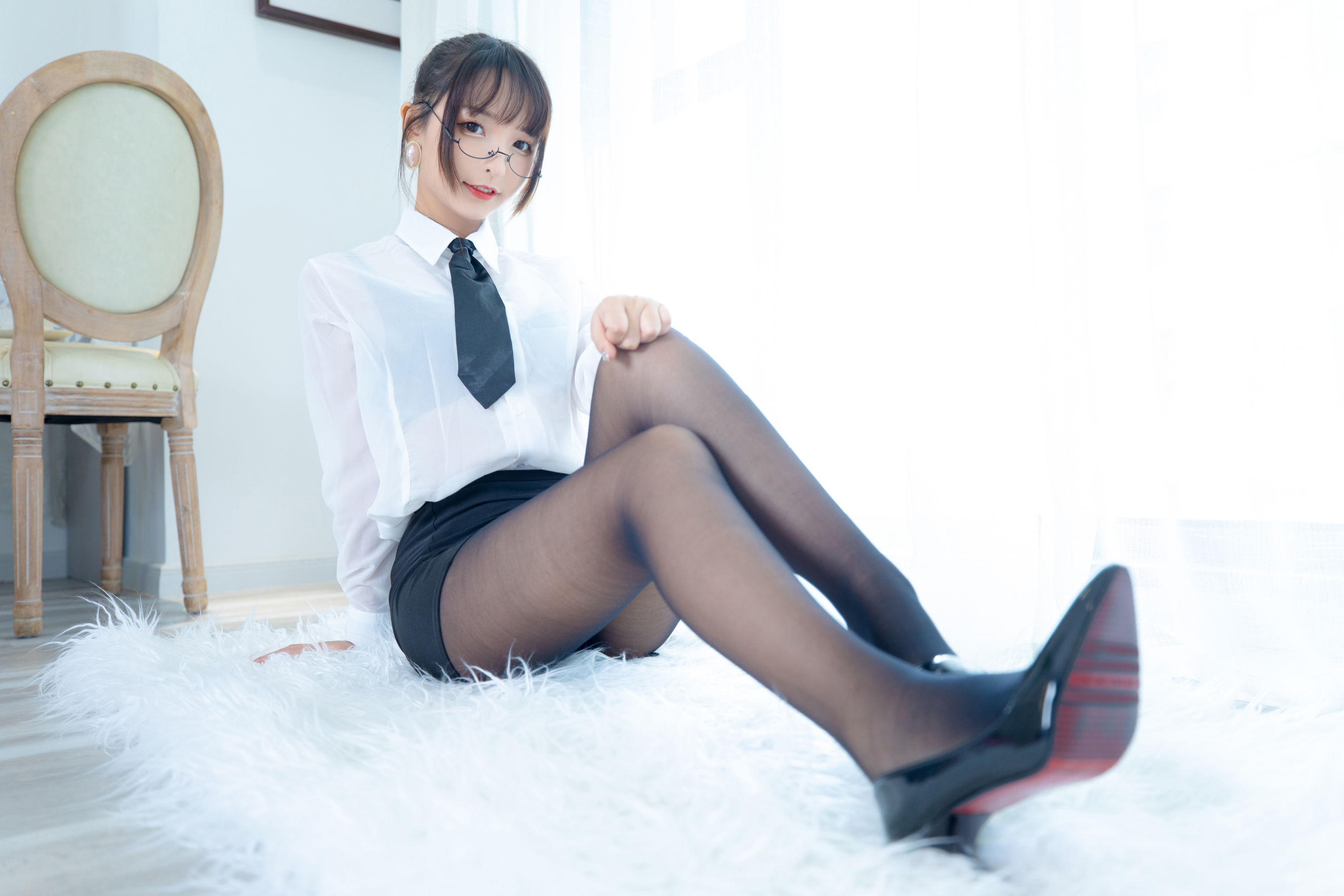 神楽坂真冬《ホワイトオフィス》 写真集