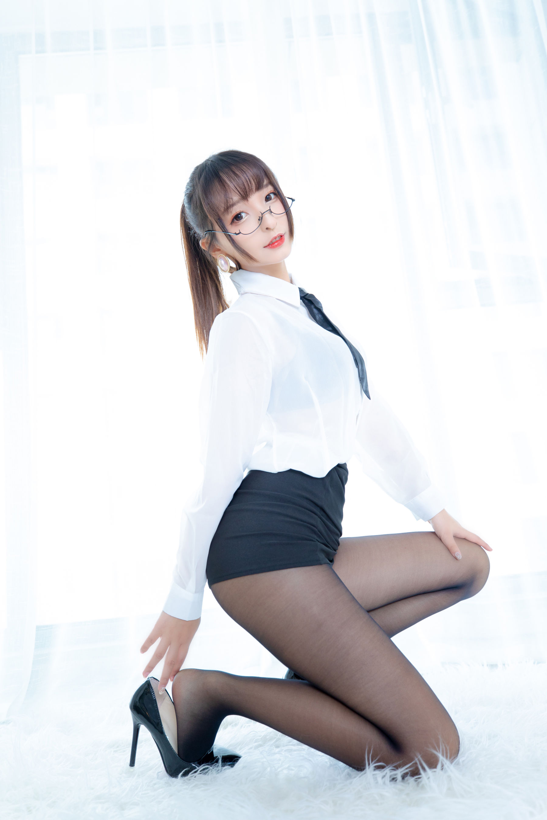 神楽坂真冬《ホワイトオフィス》 写真集