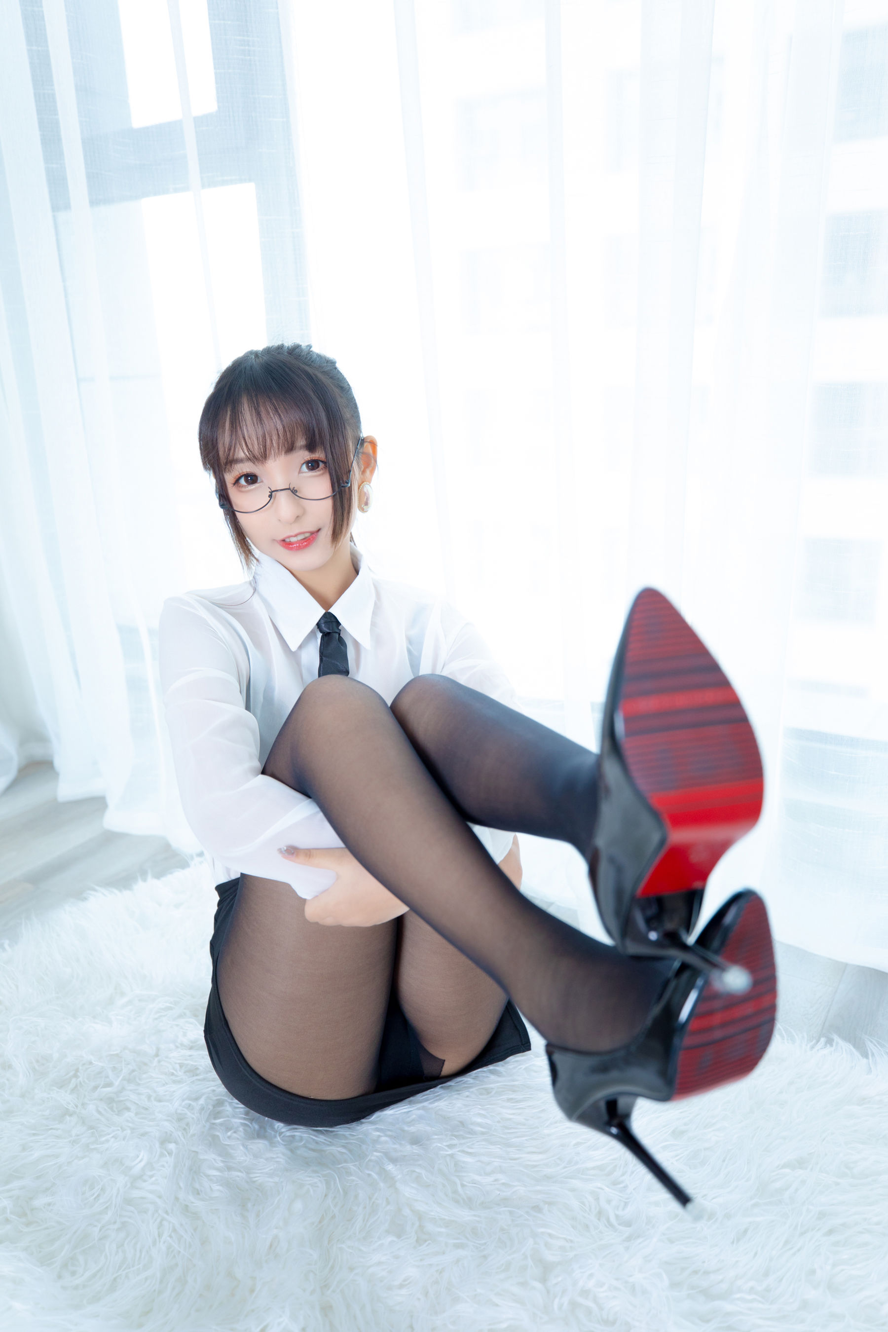 神楽坂真冬《ホワイトオフィス》 写真集