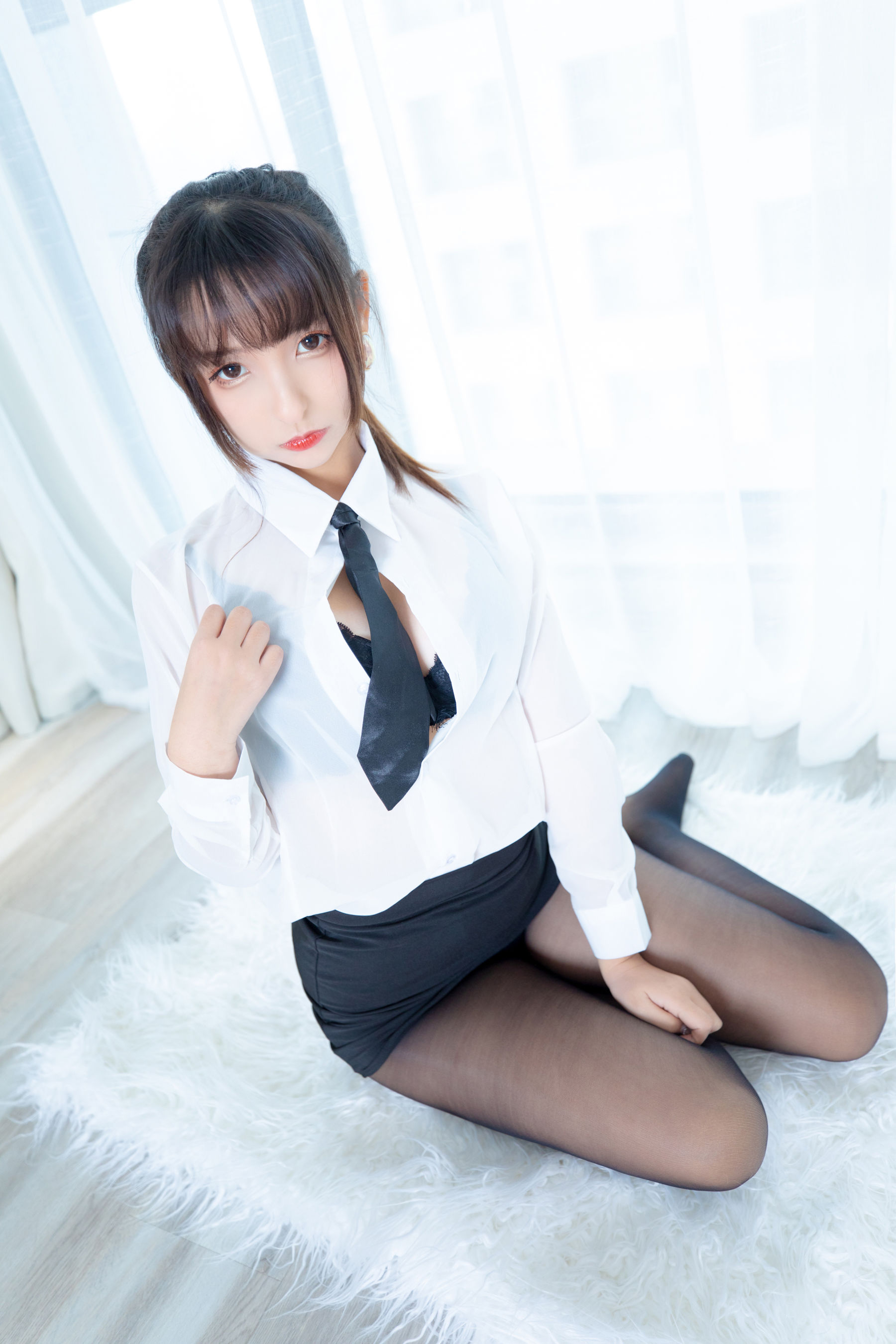 神楽坂真冬《ホワイトオフィス》 写真集