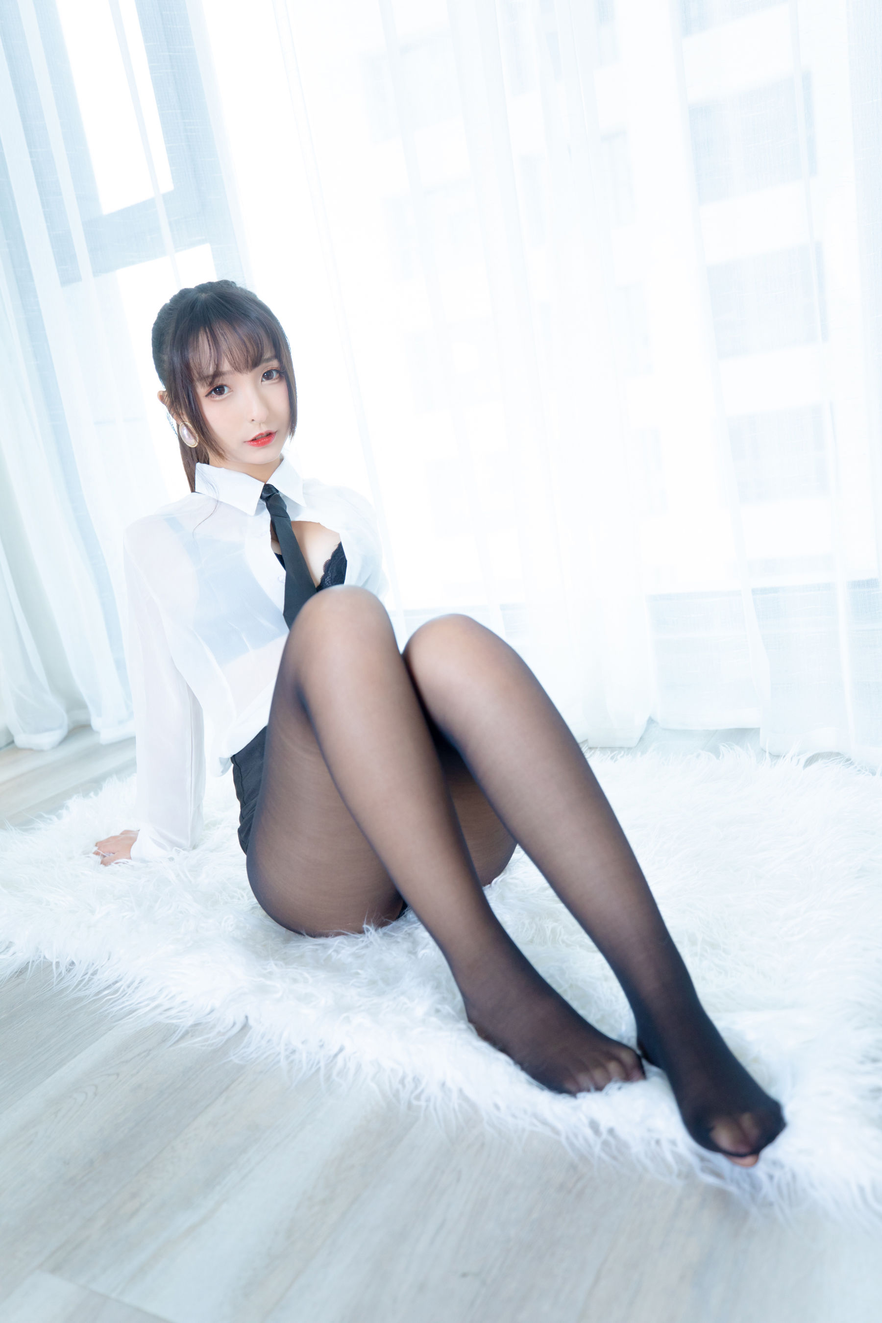 神楽坂真冬《ホワイトオフィス》 写真集