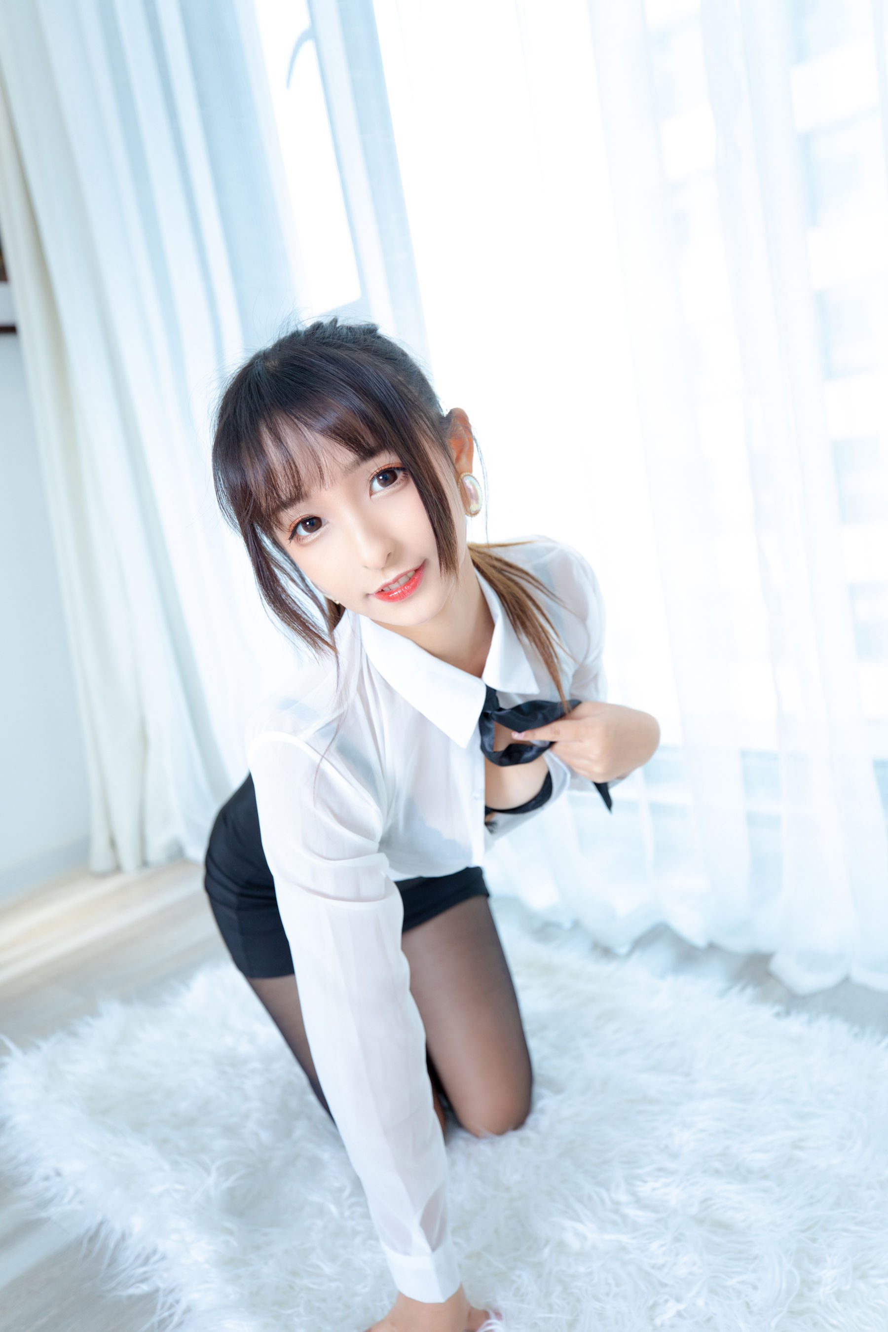 神楽坂真冬《ホワイトオフィス》 写真集