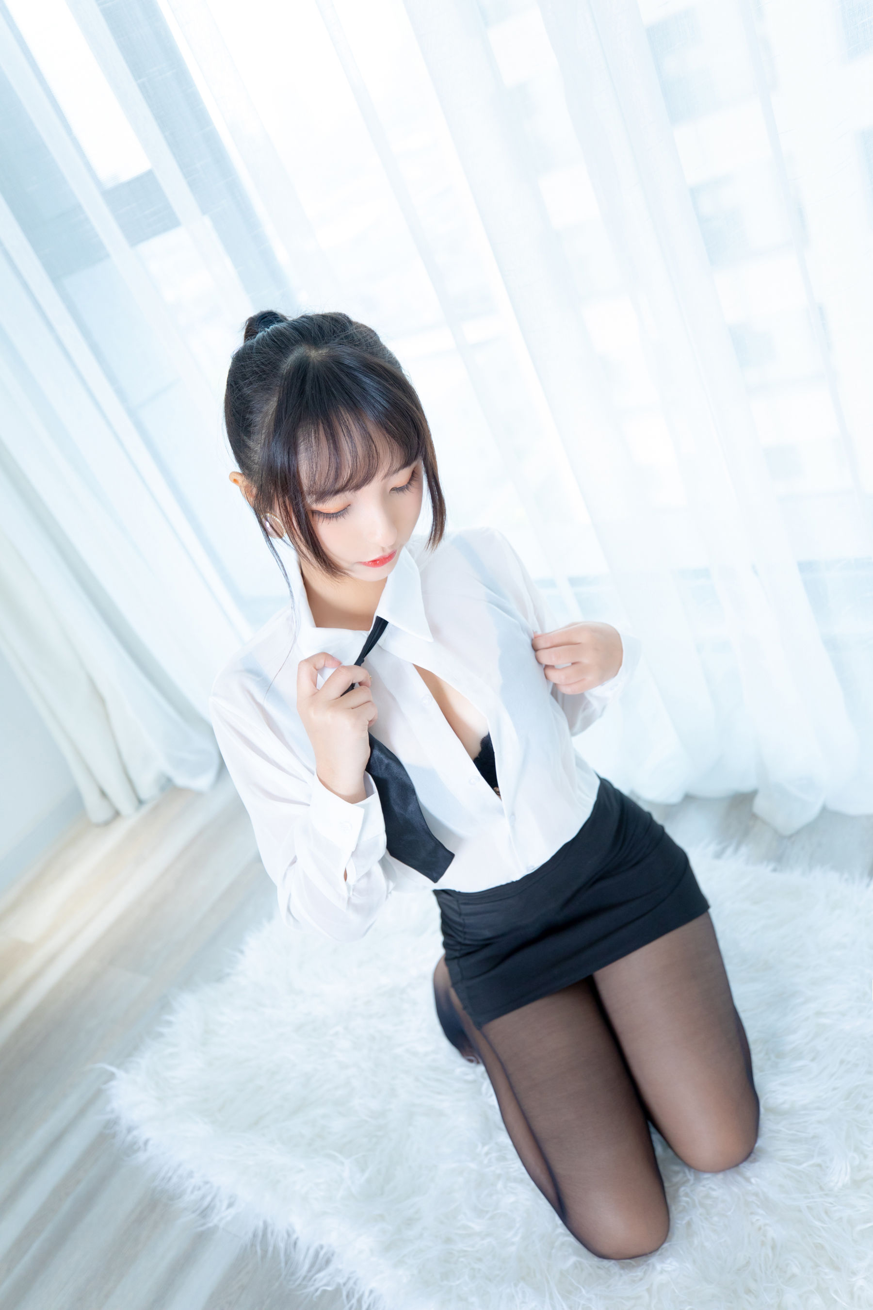 神楽坂真冬《ホワイトオフィス》 写真集