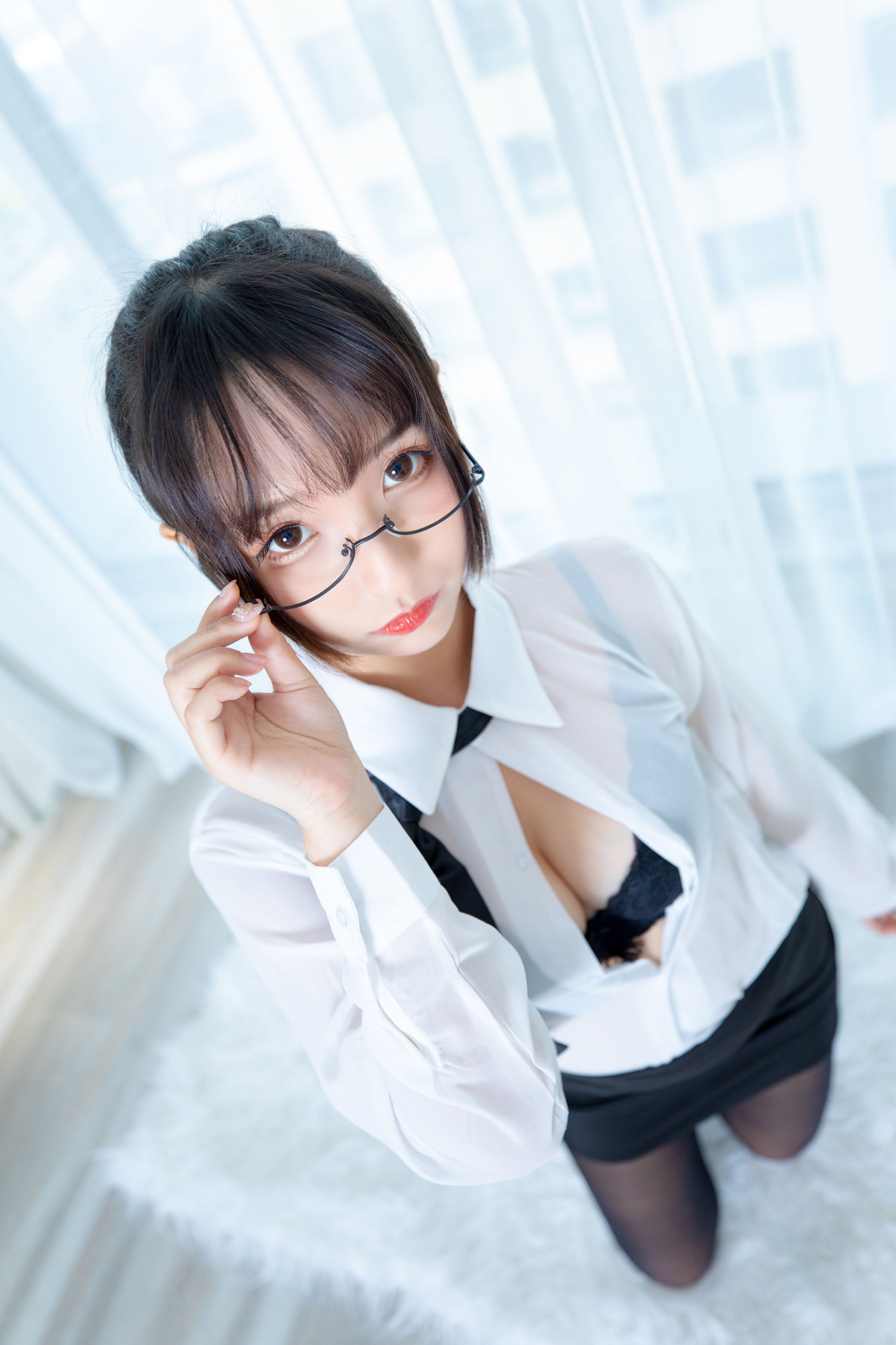 神楽坂真冬《ホワイトオフィス》 写真集