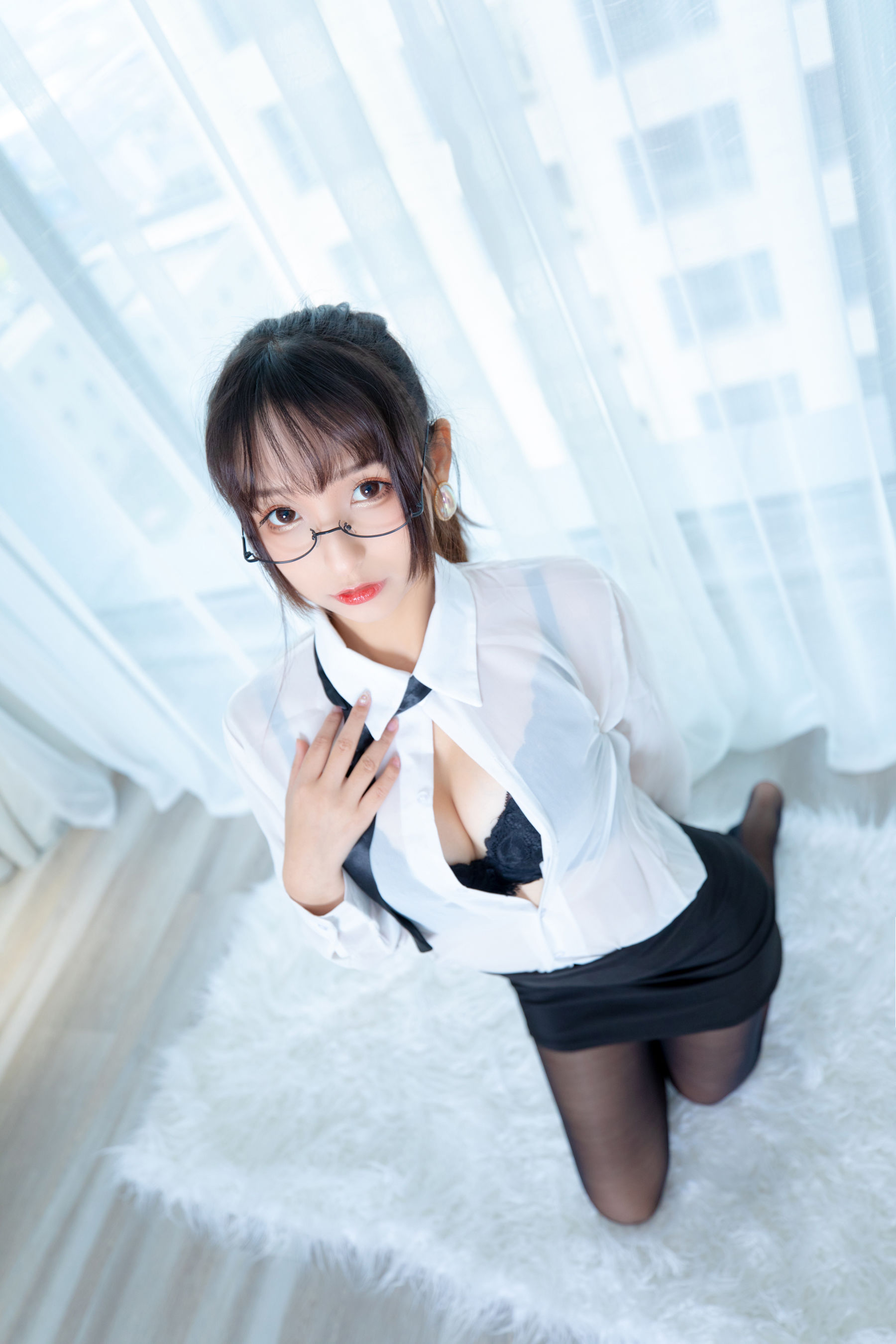 神楽坂真冬《ホワイトオフィス》 写真集