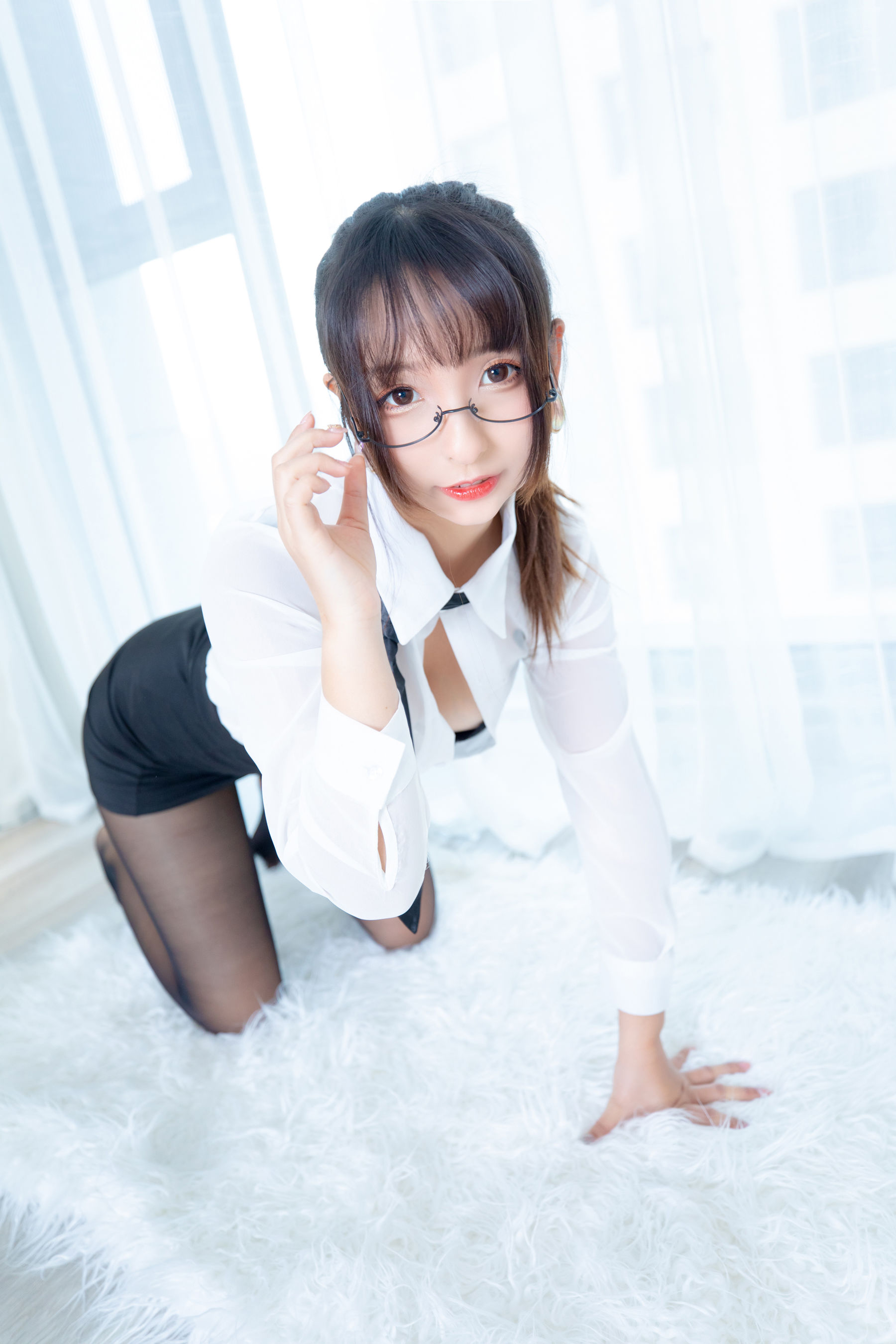 神楽坂真冬《ホワイトオフィス》 写真集