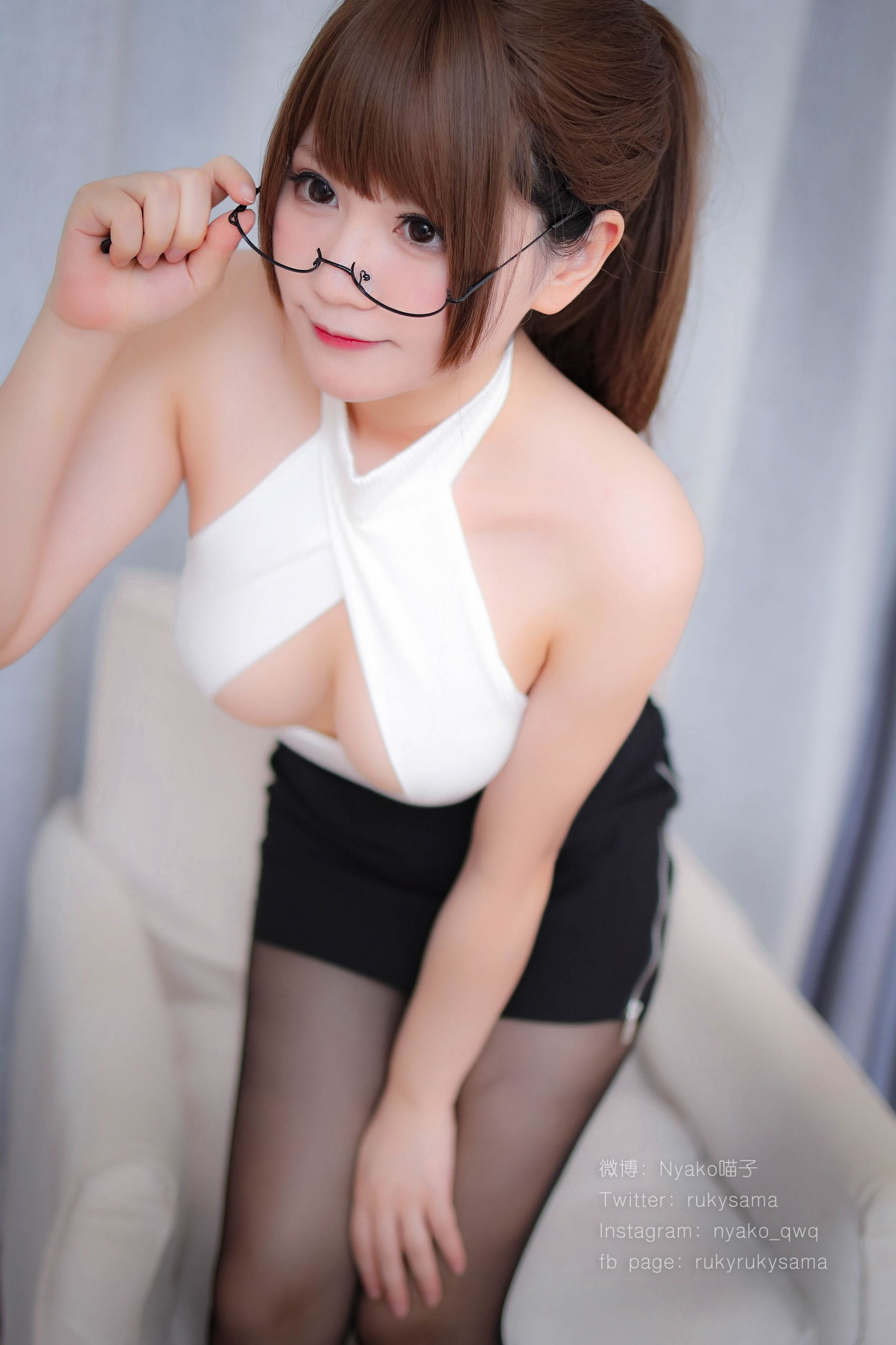 Nyako喵子 《黑丝制服眼镜娘》 写真集