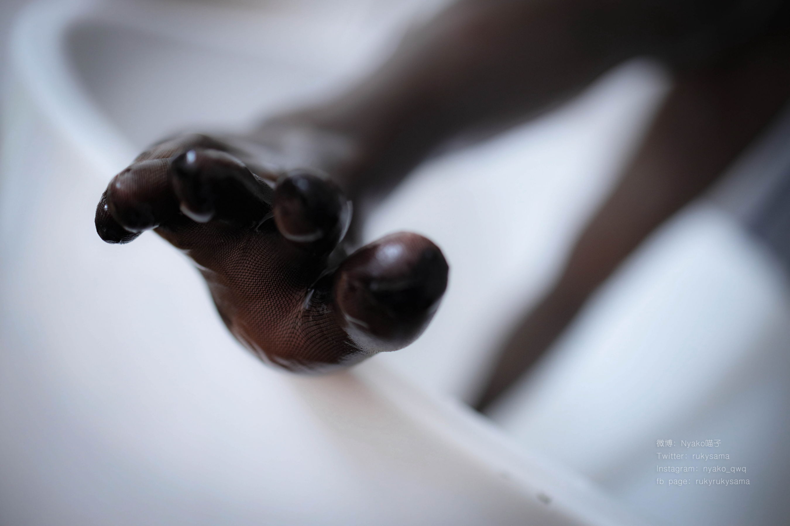 Nyako喵子 《黑丝制服眼镜娘》 写真集