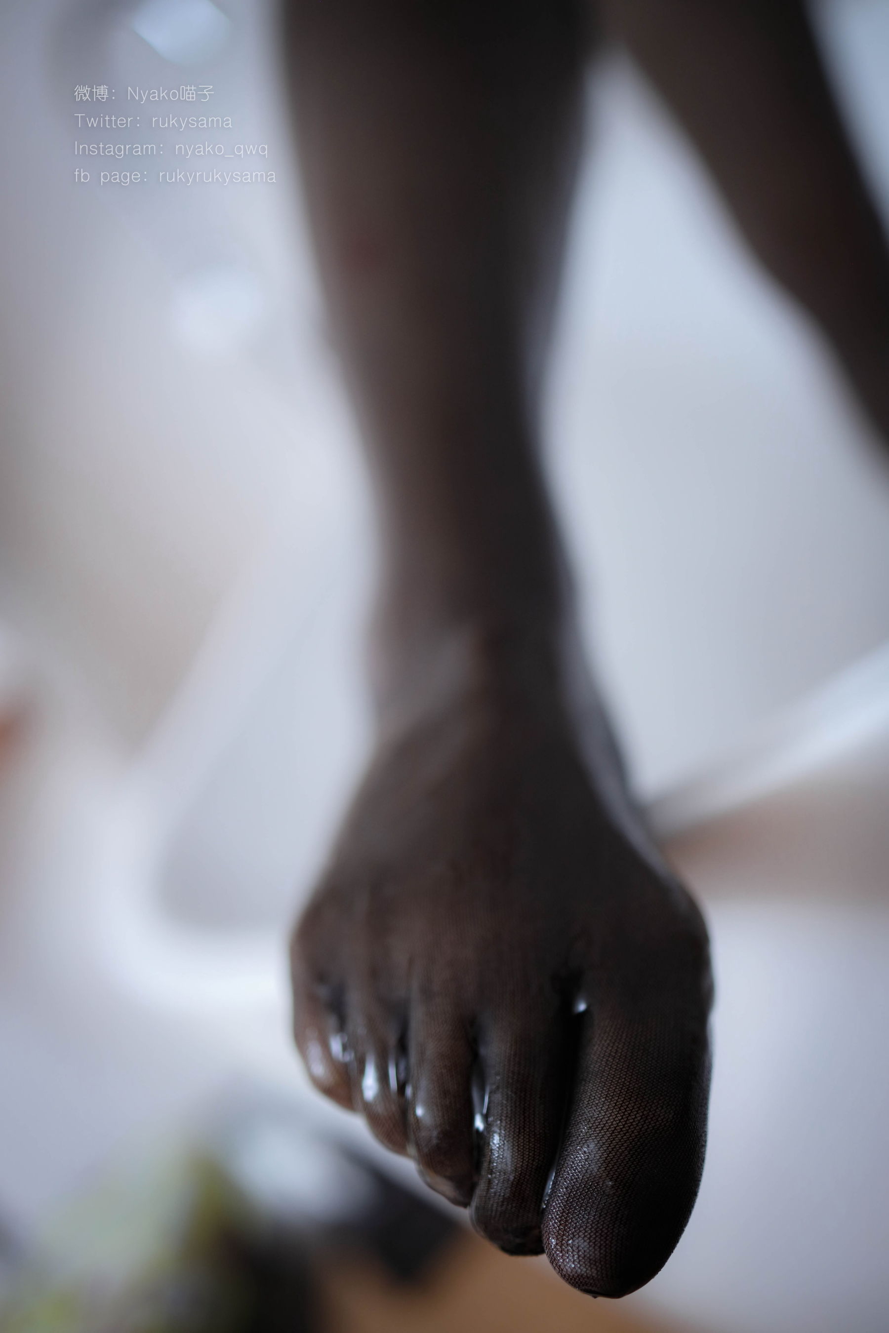 Nyako喵子 《黑丝制服眼镜娘》 写真集