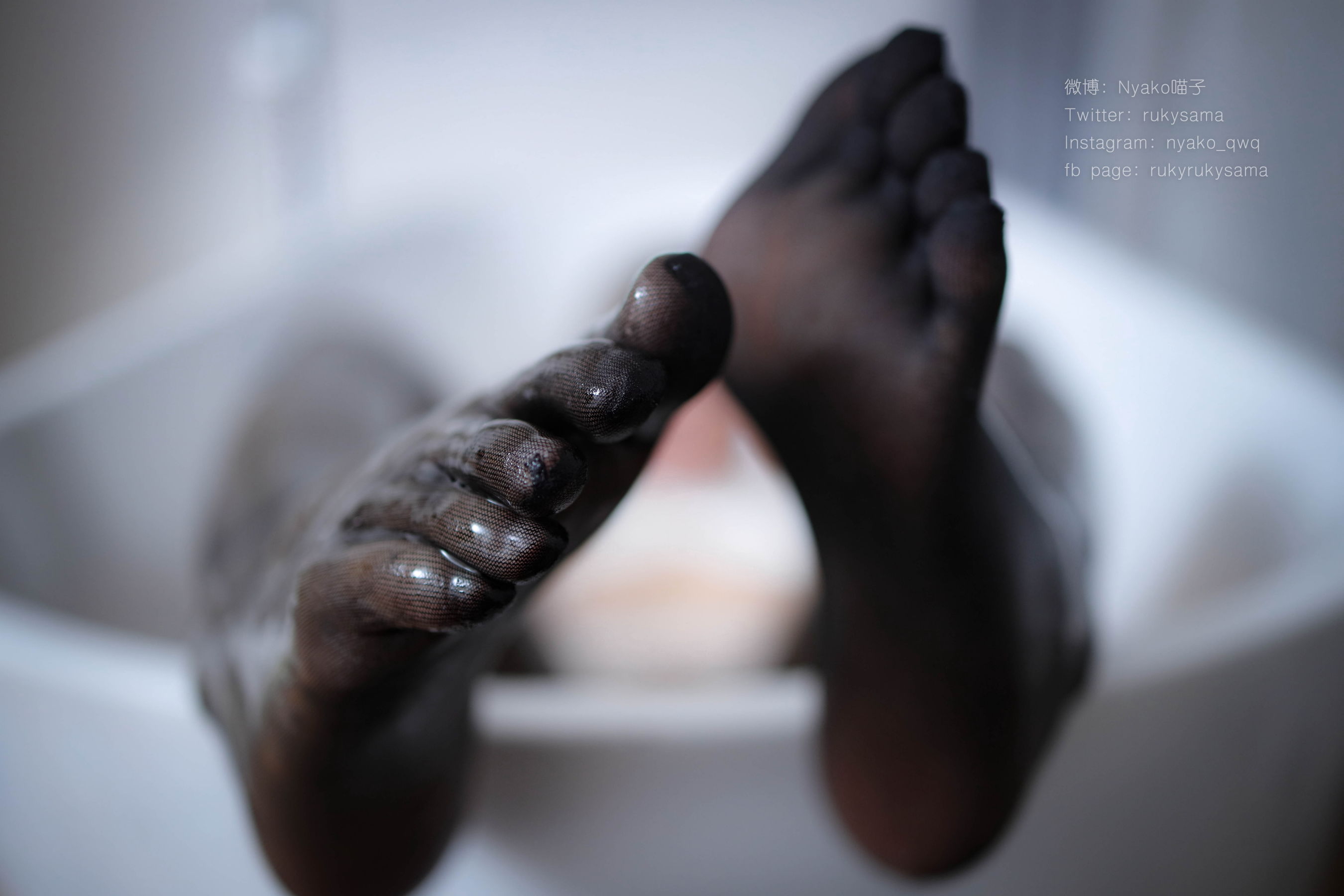 Nyako喵子 《黑丝制服眼镜娘》 写真集