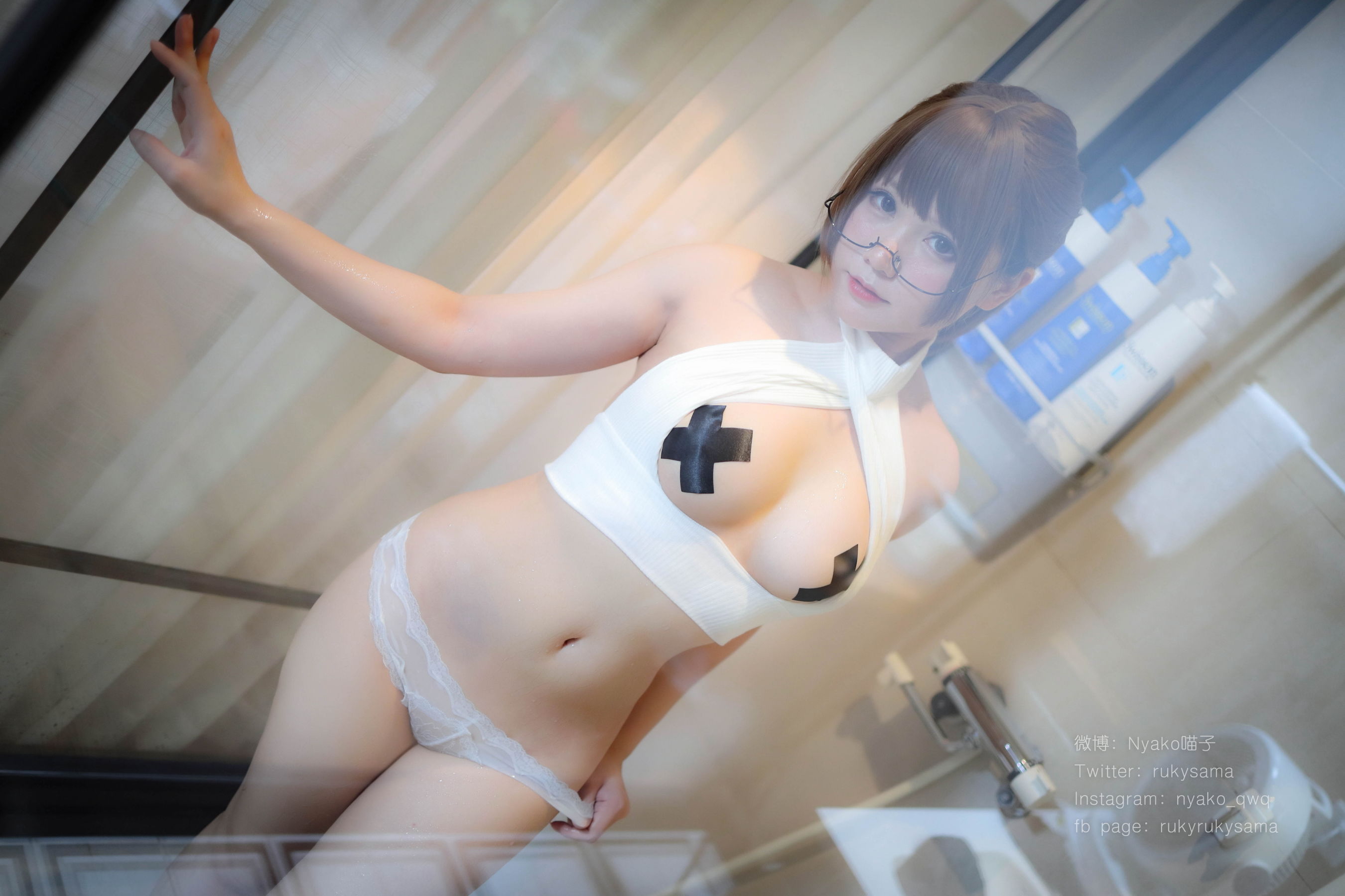 Nyako喵子 《黑丝制服眼镜娘》 写真集