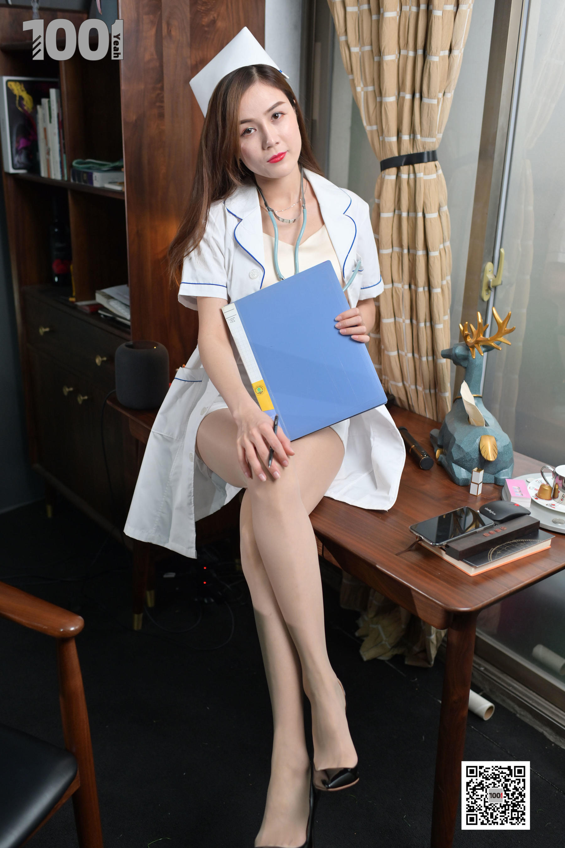 [IESS一千零一夜] 模特Lucy《美女医生2》 肉丝高跟美足写真集