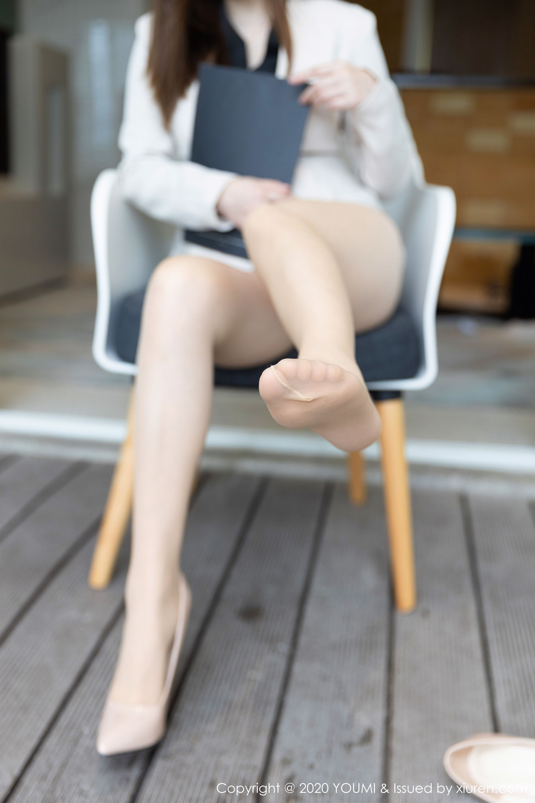 [尤蜜荟YouMi] Vol.473 白茹雪Abby 《白西装黑衬衫丝袜OL女郎》 写真集