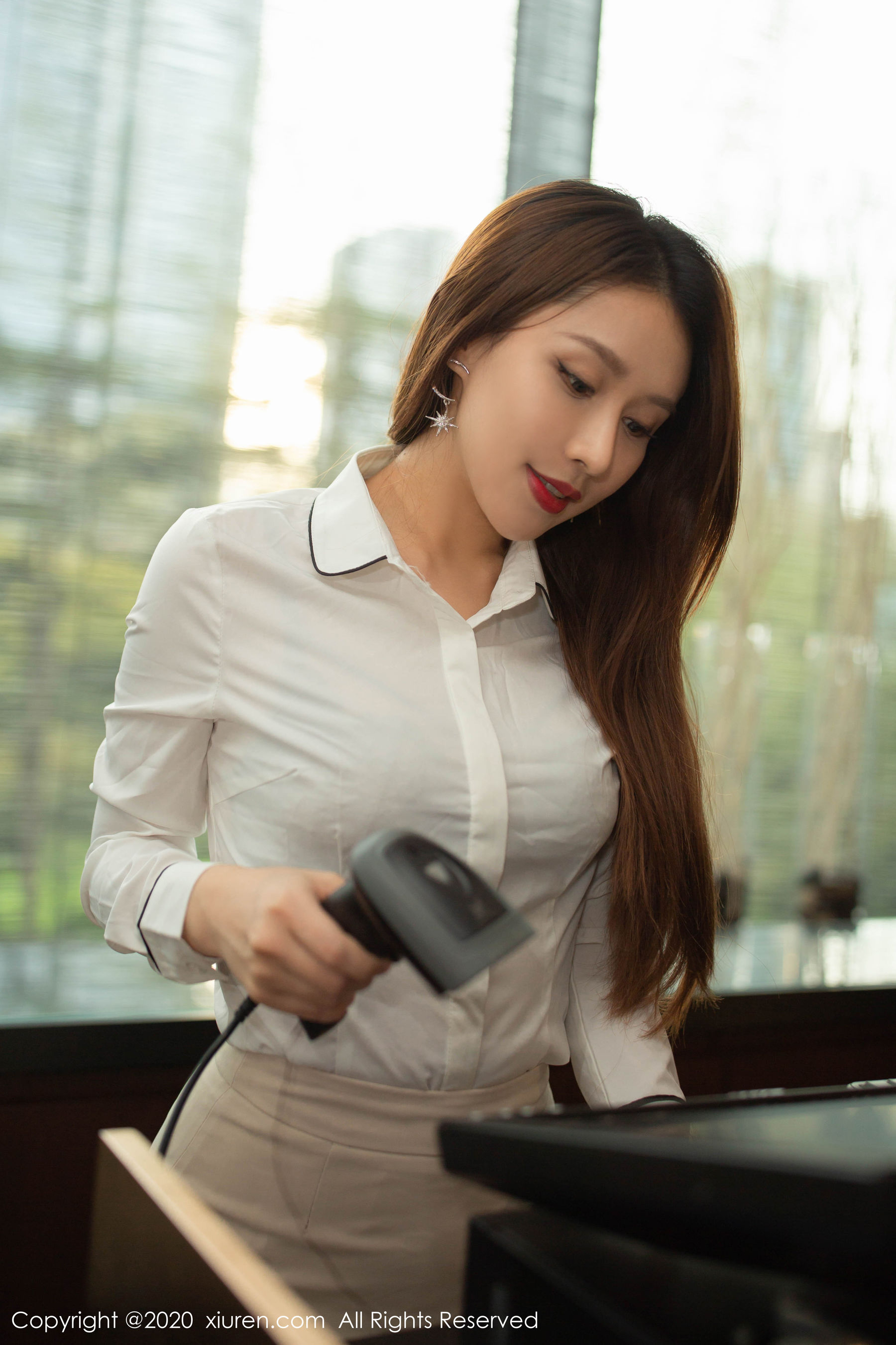 [秀人XiuRen] No.2154 徐安安 《酒店服务员主题》 写真集