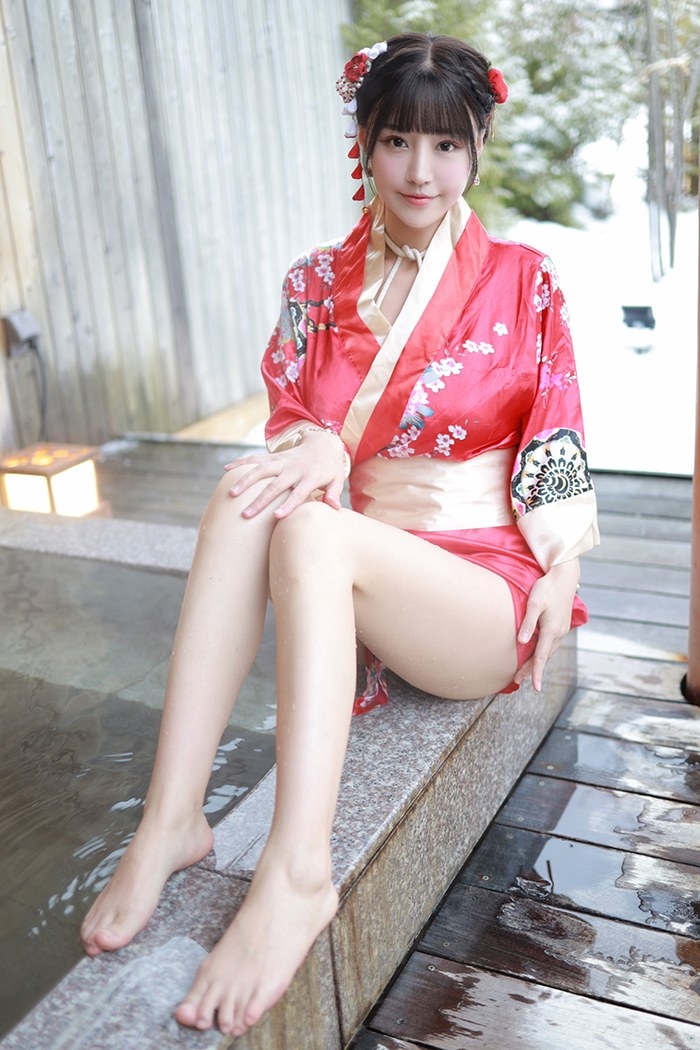 饥渴娇娘朱可儿露天浴池裸身入镜