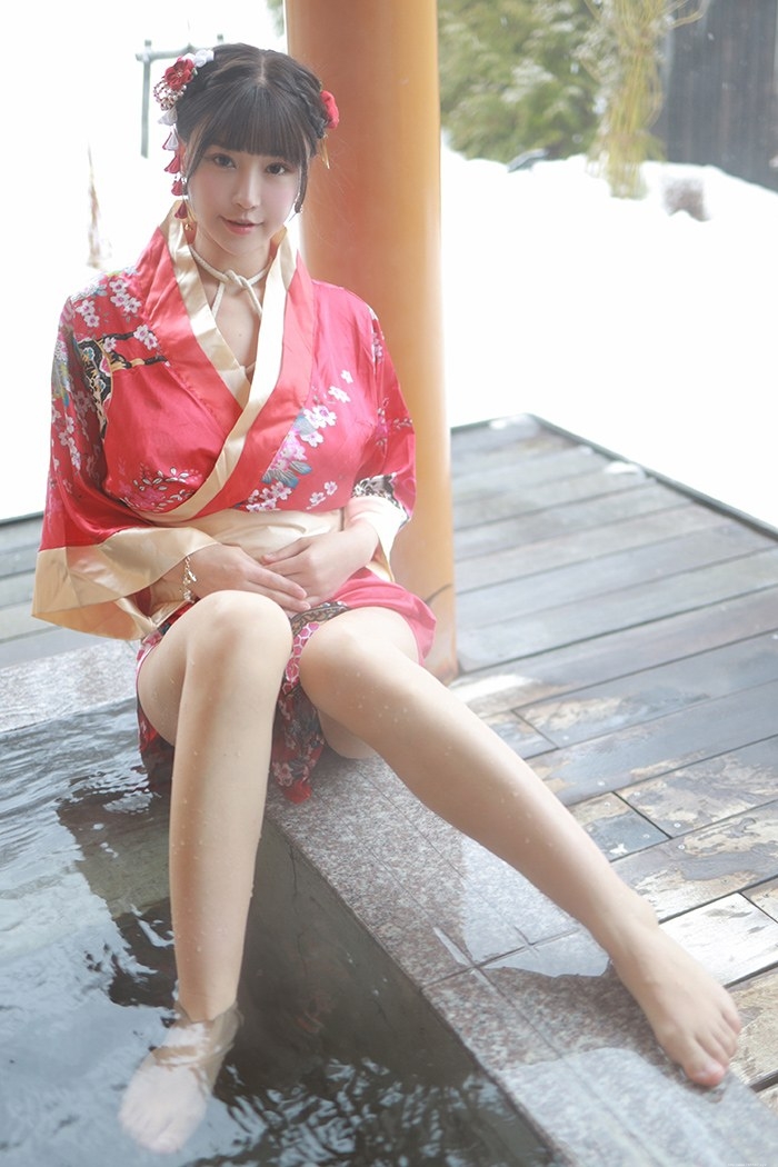 饥渴娇娘朱可儿露天浴池裸身入镜