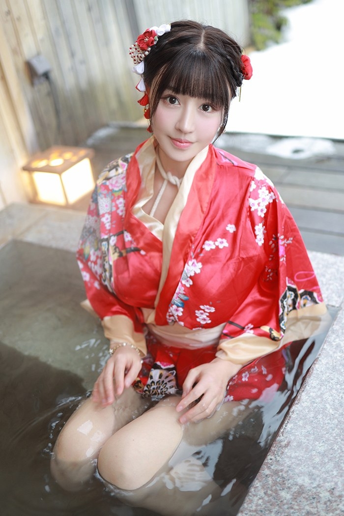 饥渴娇娘朱可儿露天浴池裸身入镜