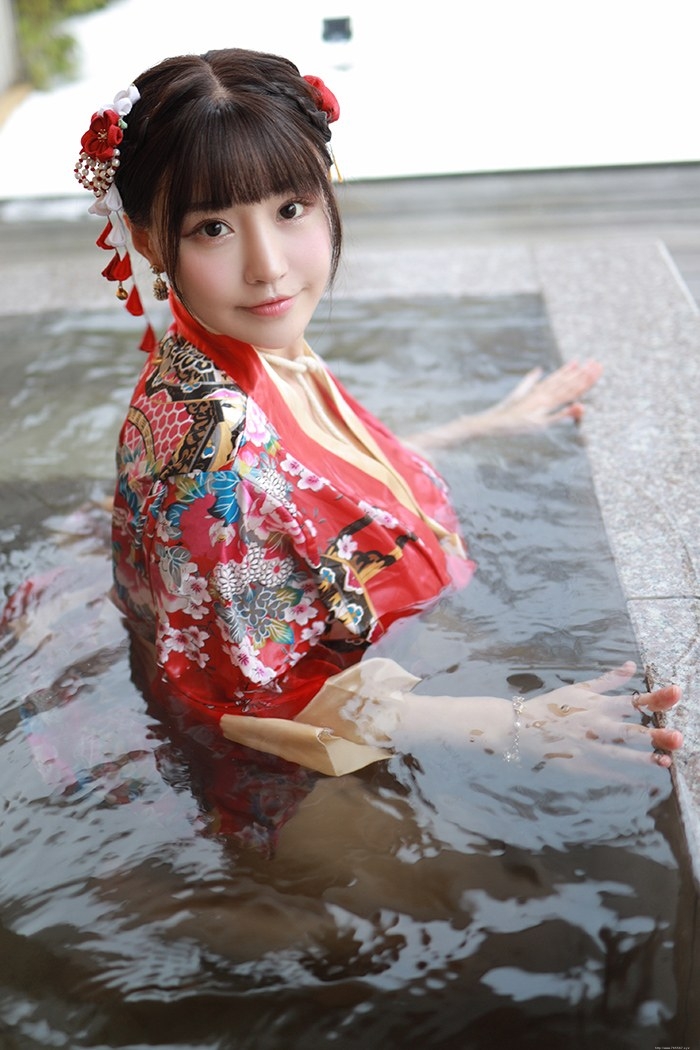 饥渴娇娘朱可儿露天浴池裸身入镜