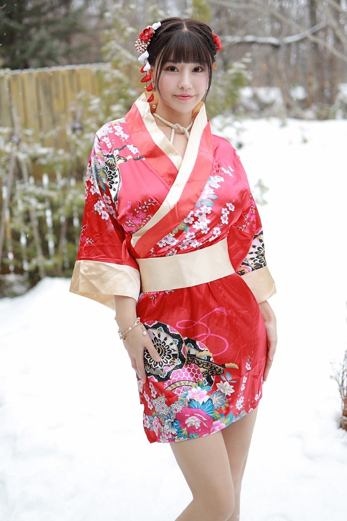 饥渴娇娘朱可儿露天浴池裸身入镜