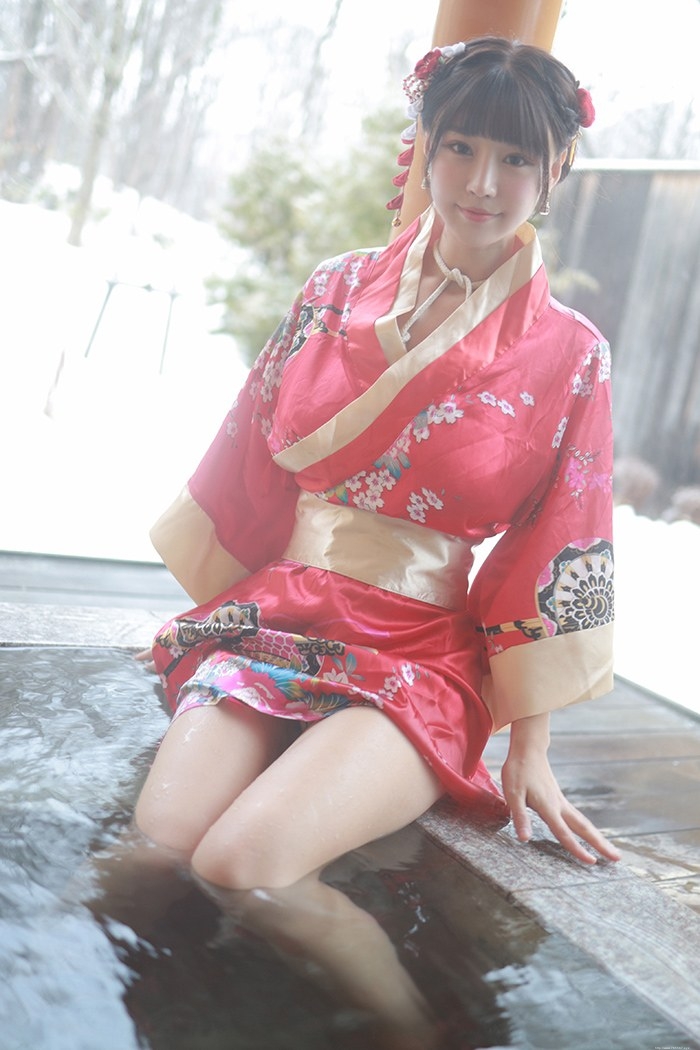 饥渴娇娘朱可儿露天浴池裸身入镜