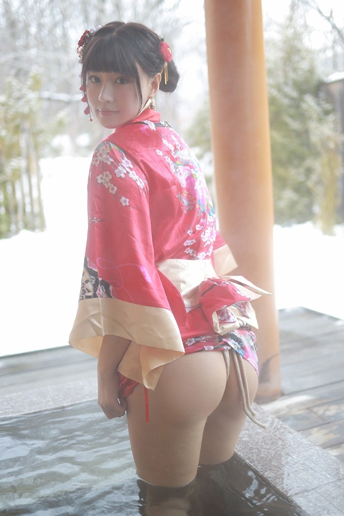 饥渴娇娘朱可儿露天浴池裸身入镜